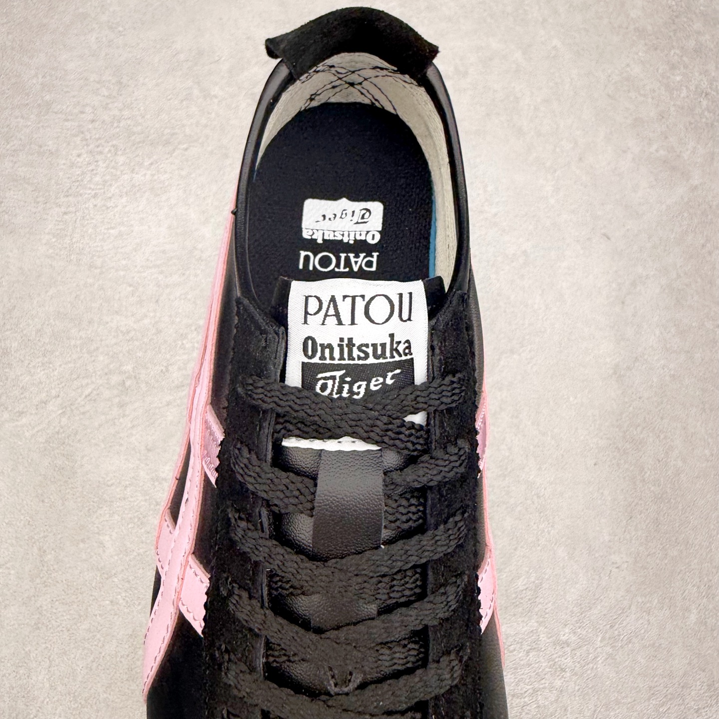 图片[5]-＃纯原福利 Asics Onitsuka Tiger MEXICO 66 亚瑟士鬼冢虎复古经典板鞋 市场最强版本 原厂牛津布加持 海外订单工厂出品 超成熟稳定的做工品控 原装全套纸板楦头开发 原汁原味 完美呈现版型 私模正确鞋底咬花纹路 一比一鞋头弧度高度鞋身弧度 绝不口嗨 细节品控鞋型随意秒杀市面 原档咬花纹路私模大底 一个单元有六个三角形 总体形拼接呈现花瓣状 官方四联吊牌 原装Ortholite轻量化鞋垫 原盒原配 质保卡 说明书 钢印防尘纸 纸板中底带钢印 乳胶组合鞋垫 支持全方位的对比专柜 产品从款式颜色造型上体现出追求舒适和细节的完美 鞋类更是推崇手工制作的严谨与完美 融舒适性与可穿性的设计风格 注重细节的完美和别致魅力 既保持稳重 又不失轻松的时尚感 尺码：36 37 37.5 38 39 39.5 40 40.5 41.5 42 42.5 43.5 44 45-选品中心