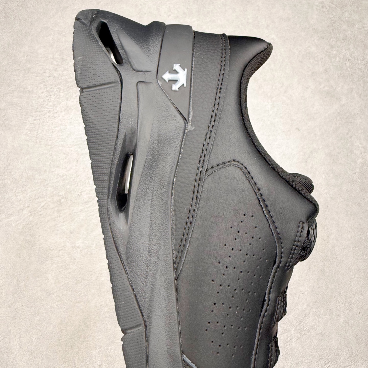 图片[6]-DESCENTE TRAINING 迪桑特系列舒适时尚 舒适防滑耐磨低帮训练鞋 DESCENTE（迪桑特）创立于1935年，品牌名取自法语词汇，意为“滑降”。品牌箭头标识代表滑雪的三种技术“高速直线滑行”、“穿越”和“侧滑”，也寓意品牌在打造高端专业运动产品中不断追求完美的创新精神，致力于成为中国高端专业滑雪、综训、女子、铁人三项、高尔夫的第一品牌。实拍调校N版已经零色差零失真 百分百还原实物色彩所见即所得 不存在货不对板色差等低级问题 选购参考实物拍摄 不混卖不参货 只用心做好货严格选品 承诺混一赔十 尺码：36 36.5 37.5 38 38.5 39 40 40.5 41 42 42.5 43 44 44.5 45-选品中心