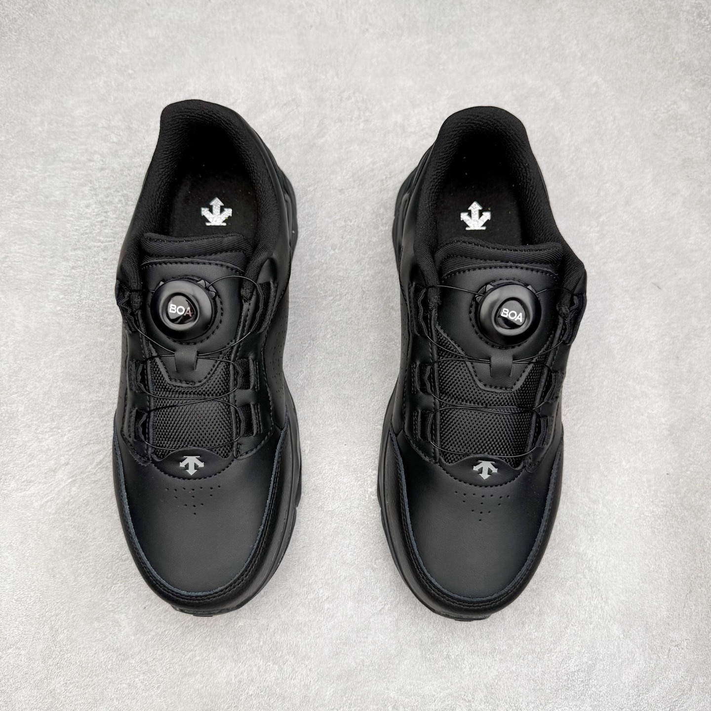 图片[2]-DESCENTE TRAINING 迪桑特系列舒适时尚 舒适防滑耐磨低帮训练鞋 DESCENTE（迪桑特）创立于1935年，品牌名取自法语词汇，意为“滑降”。品牌箭头标识代表滑雪的三种技术“高速直线滑行”、“穿越”和“侧滑”，也寓意品牌在打造高端专业运动产品中不断追求完美的创新精神，致力于成为中国高端专业滑雪、综训、女子、铁人三项、高尔夫的第一品牌。实拍调校N版已经零色差零失真 百分百还原实物色彩所见即所得 不存在货不对板色差等低级问题 选购参考实物拍摄 不混卖不参货 只用心做好货严格选品 承诺混一赔十 尺码：36 36.5 37.5 38 38.5 39 40 40.5 41 42 42.5 43 44 44.5 45-选品中心