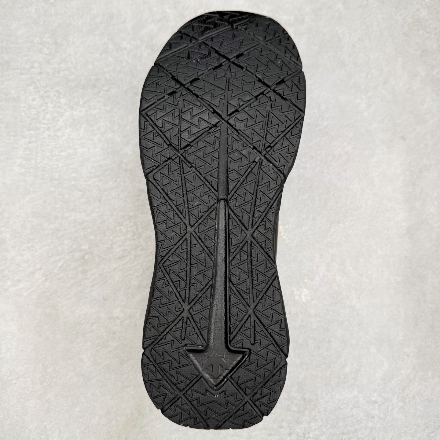 图片[9]-DESCENTE TRAINING 迪桑特系列舒适时尚 舒适防滑耐磨低帮训练鞋 DESCENTE（迪桑特）创立于1935年，品牌名取自法语词汇，意为“滑降”。品牌箭头标识代表滑雪的三种技术“高速直线滑行”、“穿越”和“侧滑”，也寓意品牌在打造高端专业运动产品中不断追求完美的创新精神，致力于成为中国高端专业滑雪、综训、女子、铁人三项、高尔夫的第一品牌。实拍调校N版已经零色差零失真 百分百还原实物色彩所见即所得 不存在货不对板色差等低级问题 选购参考实物拍摄 不混卖不参货 只用心做好货严格选品 承诺混一赔十 尺码：36 36.5 37.5 38 38.5 39 40 40.5 41 42 42.5 43 44 44.5 45-选品中心