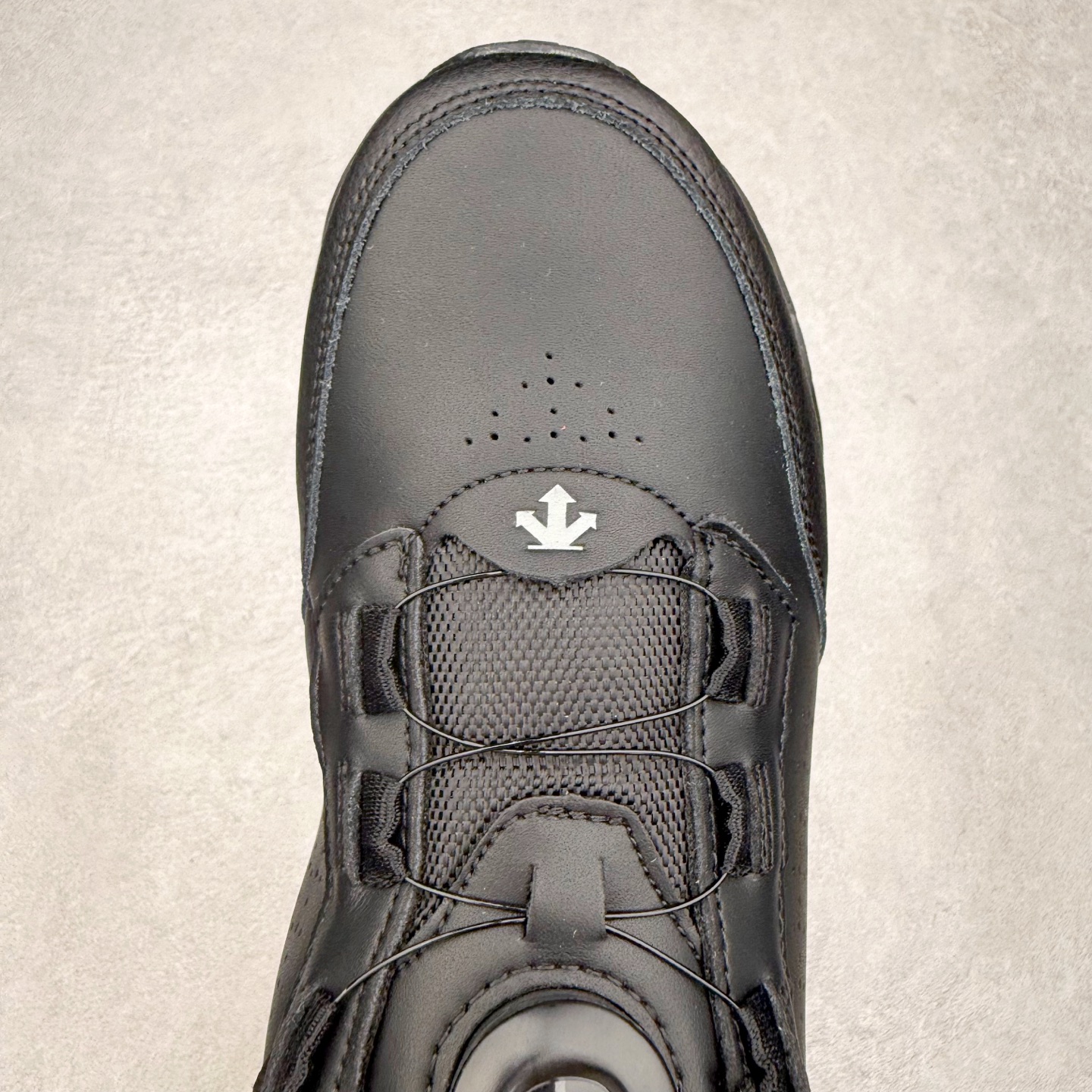 图片[4]-DESCENTE TRAINING 迪桑特系列舒适时尚 舒适防滑耐磨低帮训练鞋 DESCENTE（迪桑特）创立于1935年，品牌名取自法语词汇，意为“滑降”。品牌箭头标识代表滑雪的三种技术“高速直线滑行”、“穿越”和“侧滑”，也寓意品牌在打造高端专业运动产品中不断追求完美的创新精神，致力于成为中国高端专业滑雪、综训、女子、铁人三项、高尔夫的第一品牌。实拍调校N版已经零色差零失真 百分百还原实物色彩所见即所得 不存在货不对板色差等低级问题 选购参考实物拍摄 不混卖不参货 只用心做好货严格选品 承诺混一赔十 尺码：36 36.5 37.5 38 38.5 39 40 40.5 41 42 42.5 43 44 44.5 45-选品中心