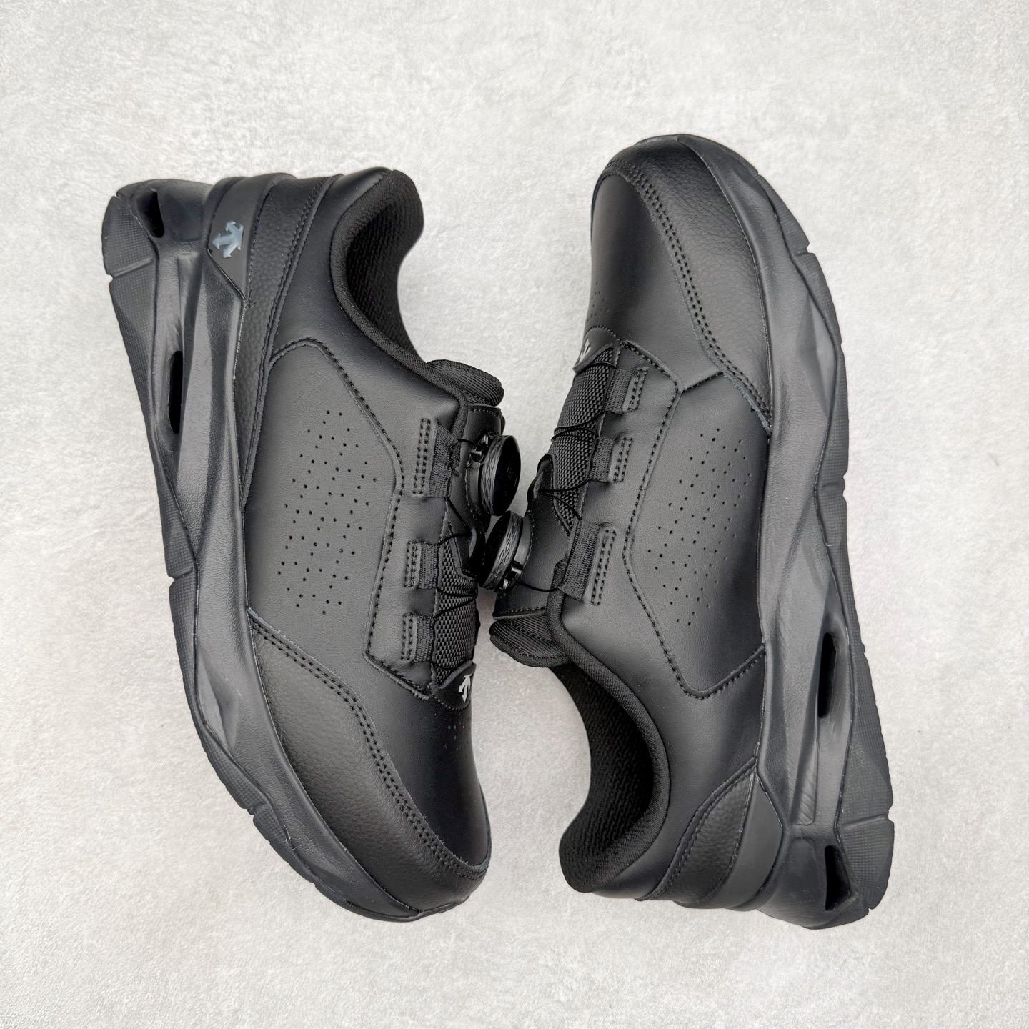 图片[3]-DESCENTE TRAINING 迪桑特系列舒适时尚 舒适防滑耐磨低帮训练鞋 DESCENTE（迪桑特）创立于1935年，品牌名取自法语词汇，意为“滑降”。品牌箭头标识代表滑雪的三种技术“高速直线滑行”、“穿越”和“侧滑”，也寓意品牌在打造高端专业运动产品中不断追求完美的创新精神，致力于成为中国高端专业滑雪、综训、女子、铁人三项、高尔夫的第一品牌。实拍调校N版已经零色差零失真 百分百还原实物色彩所见即所得 不存在货不对板色差等低级问题 选购参考实物拍摄 不混卖不参货 只用心做好货严格选品 承诺混一赔十 尺码：36 36.5 37.5 38 38.5 39 40 40.5 41 42 42.5 43 44 44.5 45-选品中心