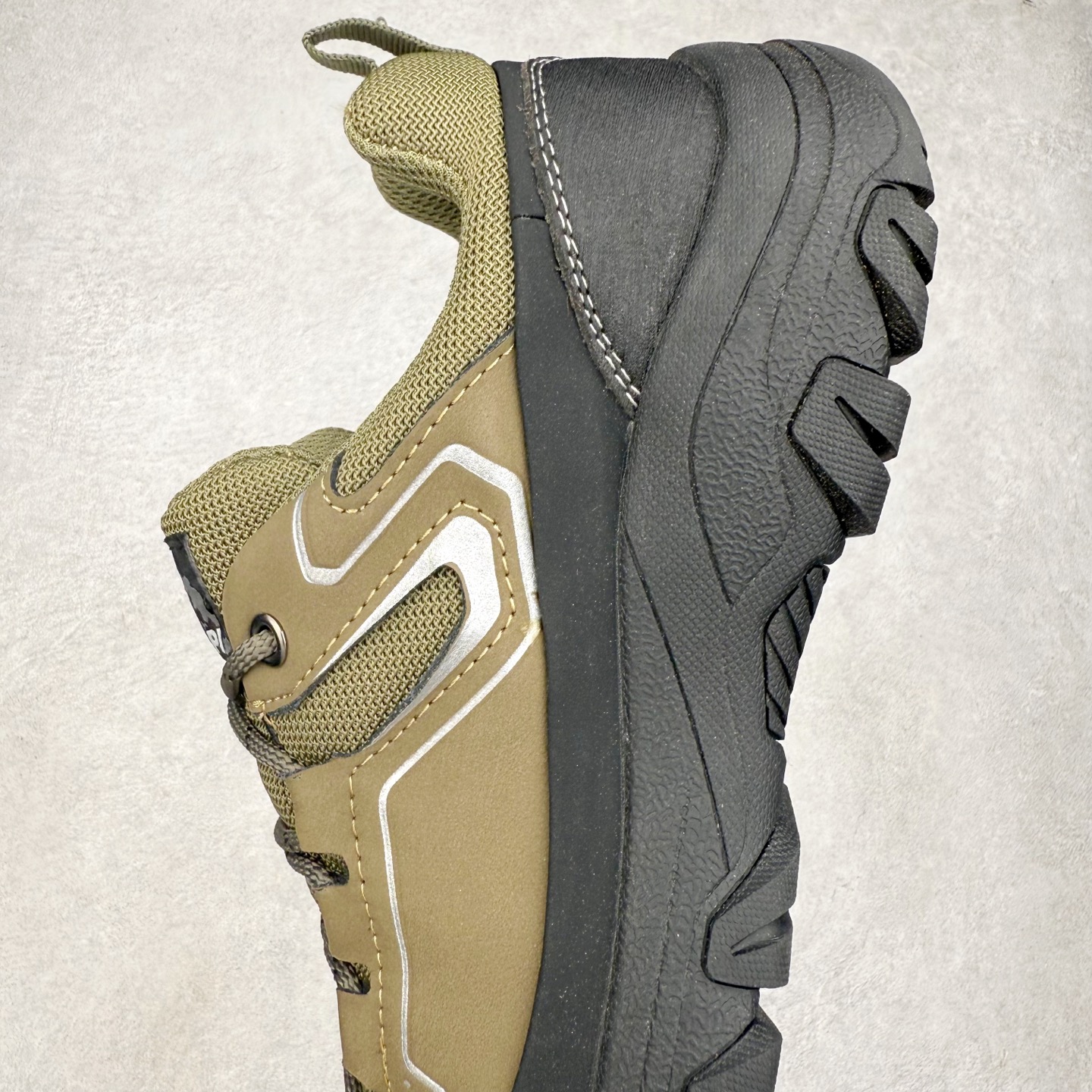 图片[7]-CAMEL骆驼 耐磨防滑 徒步登山 低帮 户外功能鞋 CAMEL骆驼，前身是来自天津的骆驼牌皮鞋厂，创立于1930年。经历近百年的市场激荡，CAMEL骆驼以个性、勇敢、探索及进取精神的丰富内涵成为风摩全球的户外运动品牌。以打造专业户外品牌为发展目标，以户外功能性体验为核心竞争力。CAMEL骆驼始终坚定把控产品高品质的需求，倾力研发出ENFO-TECH高科技系列，取得多项海内外重磅品质大奖，也收获了众多用户的信任和好评。截至目前，已有近4000家线下门店和5000万VIP客户，全面覆盖中国一二线城市，行销全球100多个国家和地区。未来，骆驼仍将继续追求高品质多样化的产品供应，为用户打造更舒适的户外穿着体验。实拍调校N版已经零色差零失真 百分百还原实物色彩所见即所得 不存在货不对板色差等低级问题 选购参考实物拍摄 不混卖不参货 只用心做好货严格选品 承诺混一赔十 尺码：36 36.5 37.5 38 38.5 39 40 40.5 41 42 42.5 43 44 44.5 45-选品中心