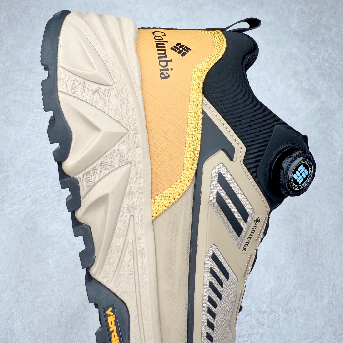 图片[6]-Columbia哥伦比亚男士徒步越野机能运动跑鞋 鞋面主体部分采用网状薄翼材质中底是大坡王最具特色的山形结构 鞋带采用 旋钮快速穿脱系统 全系列延续 山棱线工业设计设计，鞋面采用OUTDRY™立体轻盈科技鞋面，保持优越性能，透气干爽，从容应对野外多变状况；鞋底使用鞋底采用Vibram Megagrip 大底，抓地耐磨，三角多向奇钉设计易于鞋底异物排出，助你轻松掌控各种野外地形；而FluidFrame™中底稳定系统搭载TECHLITE+™升级轻盈缓震技术，轻软回弹，轻松跨越障碍。 尺码：40-45-选品中心