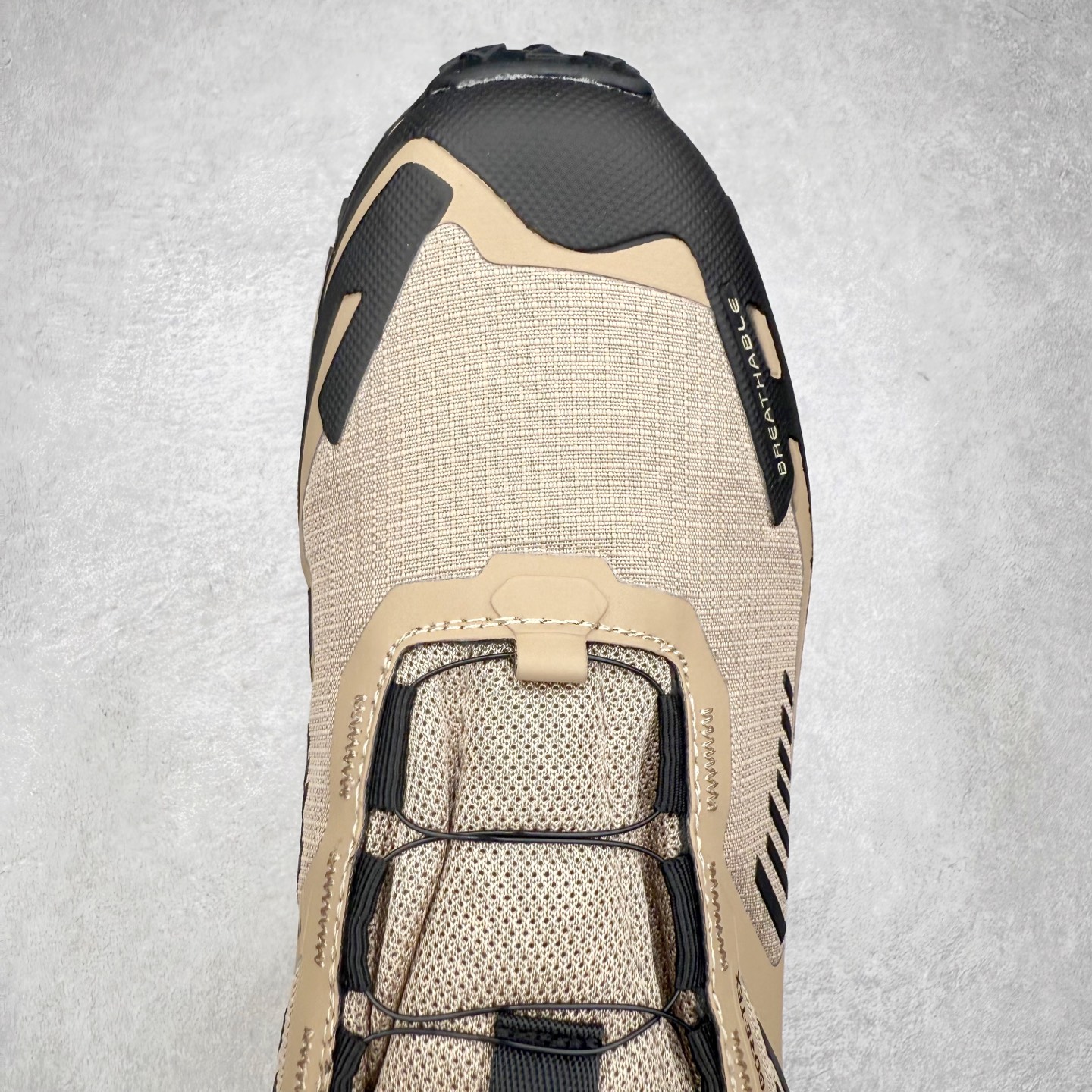 图片[4]-Columbia哥伦比亚男士徒步越野机能运动跑鞋 鞋面主体部分采用网状薄翼材质中底是大坡王最具特色的山形结构 鞋带采用 旋钮快速穿脱系统 全系列延续 山棱线工业设计设计，鞋面采用OUTDRY™立体轻盈科技鞋面，保持优越性能，透气干爽，从容应对野外多变状况；鞋底使用鞋底采用Vibram Megagrip 大底，抓地耐磨，三角多向奇钉设计易于鞋底异物排出，助你轻松掌控各种野外地形；而FluidFrame™中底稳定系统搭载TECHLITE+™升级轻盈缓震技术，轻软回弹，轻松跨越障碍。 尺码：40-45-选品中心