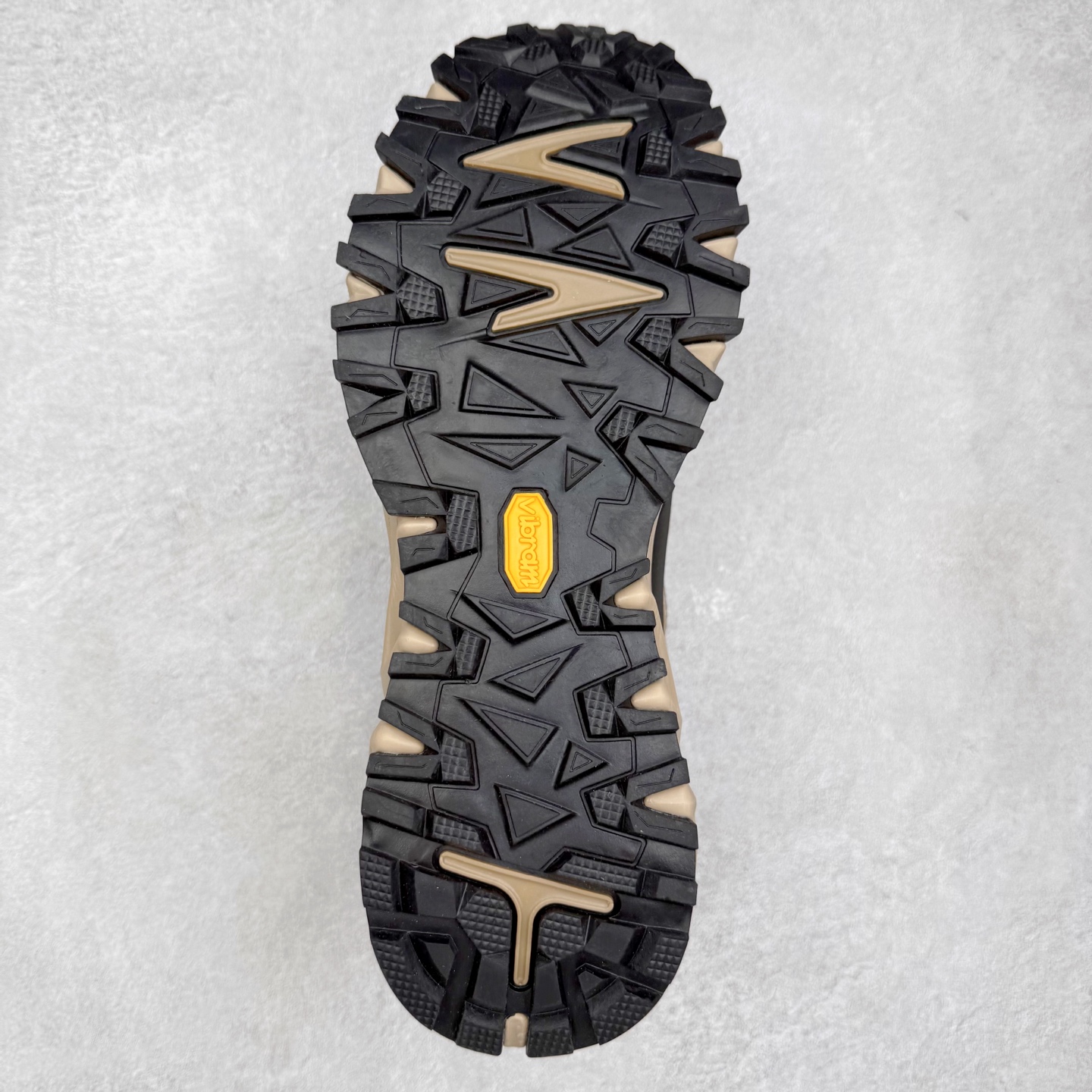 图片[9]-Columbia哥伦比亚男士徒步越野机能运动跑鞋 鞋面主体部分采用网状薄翼材质中底是大坡王最具特色的山形结构 鞋带采用 旋钮快速穿脱系统 全系列延续 山棱线工业设计设计，鞋面采用OUTDRY™立体轻盈科技鞋面，保持优越性能，透气干爽，从容应对野外多变状况；鞋底使用鞋底采用Vibram Megagrip 大底，抓地耐磨，三角多向奇钉设计易于鞋底异物排出，助你轻松掌控各种野外地形；而FluidFrame™中底稳定系统搭载TECHLITE+™升级轻盈缓震技术，轻软回弹，轻松跨越障碍。 尺码：40-45-选品中心