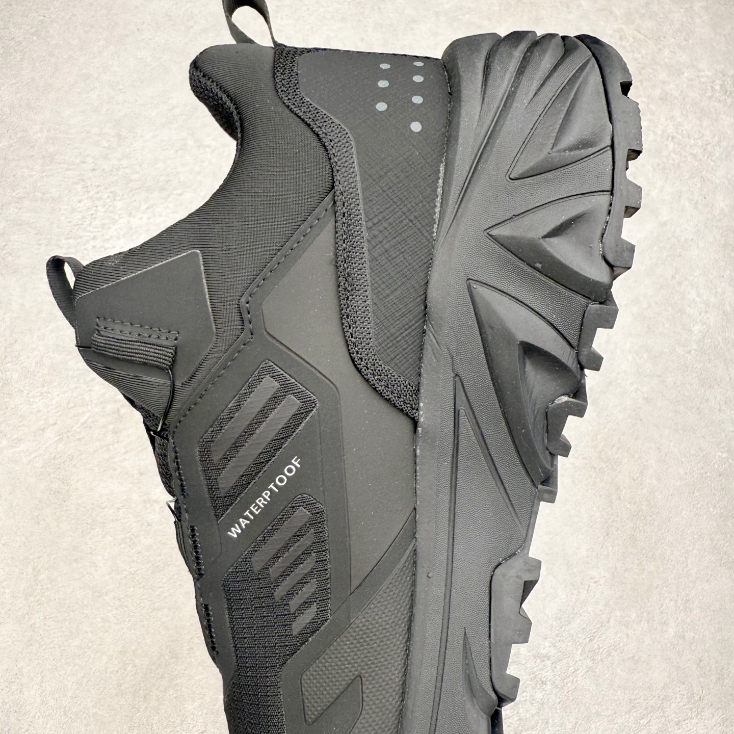 图片[7]-Columbia哥伦比亚男士徒步越野机能运动跑鞋 鞋面主体部分采用网状薄翼材质中底是大坡王最具特色的山形结构 鞋带采用 旋钮快速穿脱系统 全系列延续 山棱线工业设计设计，鞋面采用OUTDRY™立体轻盈科技鞋面，保持优越性能，透气干爽，从容应对野外多变状况；鞋底使用鞋底采用Vibram Megagrip 大底，抓地耐磨，三角多向奇钉设计易于鞋底异物排出，助你轻松掌控各种野外地形；而FluidFrame™中底稳定系统搭载TECHLITE+™升级轻盈缓震技术，轻软回弹，轻松跨越障碍。 尺码：40-45-选品中心