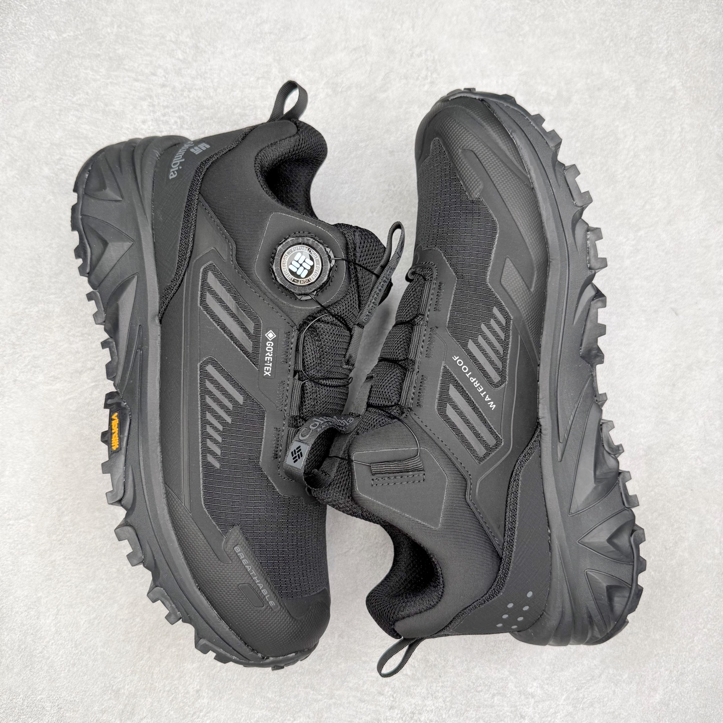 图片[3]-Columbia哥伦比亚男士徒步越野机能运动跑鞋 鞋面主体部分采用网状薄翼材质中底是大坡王最具特色的山形结构 鞋带采用 旋钮快速穿脱系统 全系列延续 山棱线工业设计设计，鞋面采用OUTDRY™立体轻盈科技鞋面，保持优越性能，透气干爽，从容应对野外多变状况；鞋底使用鞋底采用Vibram Megagrip 大底，抓地耐磨，三角多向奇钉设计易于鞋底异物排出，助你轻松掌控各种野外地形；而FluidFrame™中底稳定系统搭载TECHLITE+™升级轻盈缓震技术，轻软回弹，轻松跨越障碍。 尺码：40-45-选品中心