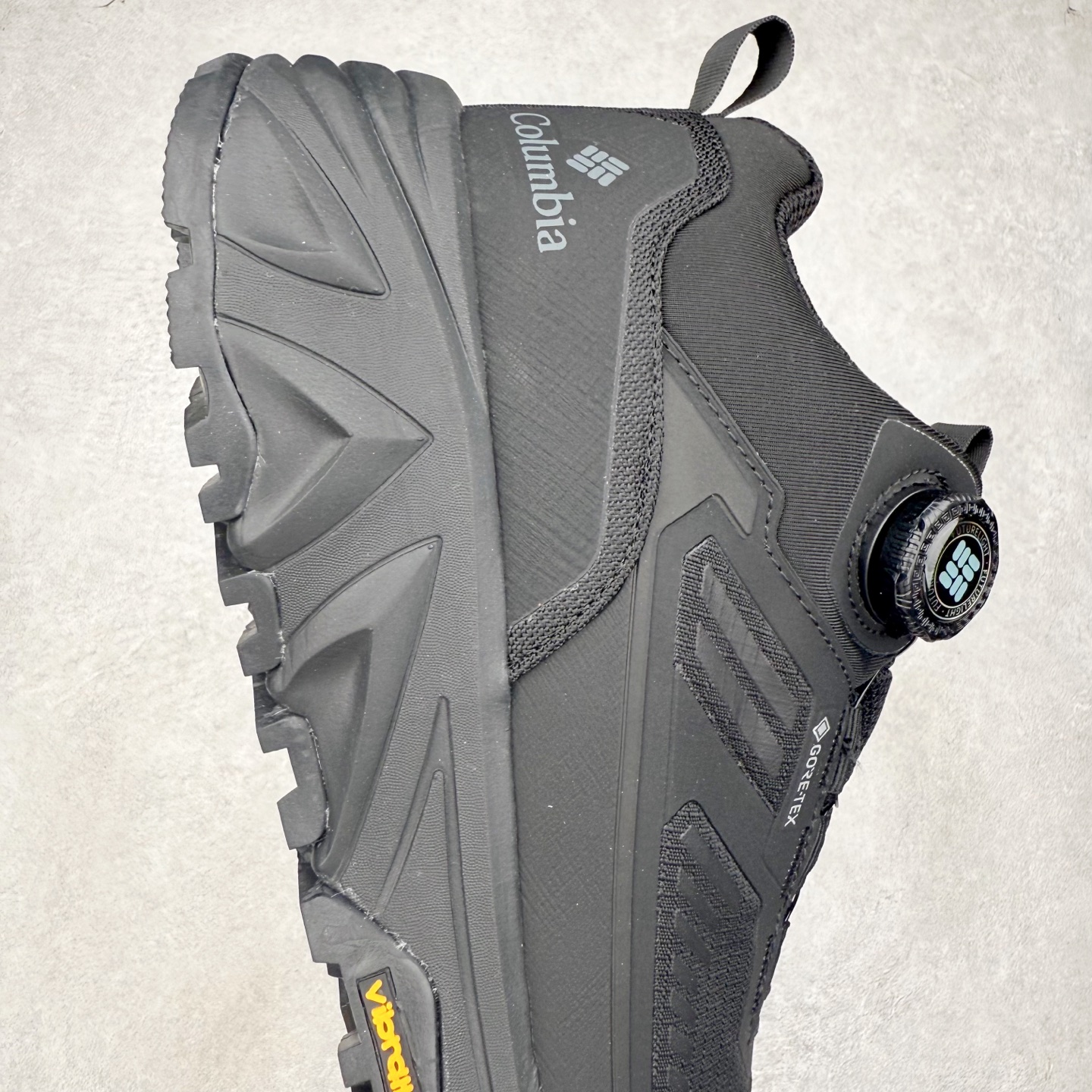 图片[6]-Columbia哥伦比亚男士徒步越野机能运动跑鞋 鞋面主体部分采用网状薄翼材质中底是大坡王最具特色的山形结构 鞋带采用 旋钮快速穿脱系统 全系列延续 山棱线工业设计设计，鞋面采用OUTDRY™立体轻盈科技鞋面，保持优越性能，透气干爽，从容应对野外多变状况；鞋底使用鞋底采用Vibram Megagrip 大底，抓地耐磨，三角多向奇钉设计易于鞋底异物排出，助你轻松掌控各种野外地形；而FluidFrame™中底稳定系统搭载TECHLITE+™升级轻盈缓震技术，轻软回弹，轻松跨越障碍。 尺码：40-45-选品中心