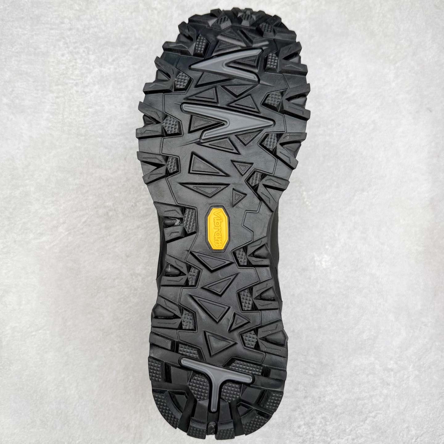 图片[9]-Columbia哥伦比亚男士徒步越野机能运动跑鞋 鞋面主体部分采用网状薄翼材质中底是大坡王最具特色的山形结构 鞋带采用 旋钮快速穿脱系统 全系列延续 山棱线工业设计设计，鞋面采用OUTDRY™立体轻盈科技鞋面，保持优越性能，透气干爽，从容应对野外多变状况；鞋底使用鞋底采用Vibram Megagrip 大底，抓地耐磨，三角多向奇钉设计易于鞋底异物排出，助你轻松掌控各种野外地形；而FluidFrame™中底稳定系统搭载TECHLITE+™升级轻盈缓震技术，轻软回弹，轻松跨越障碍。 尺码：40-45-选品中心