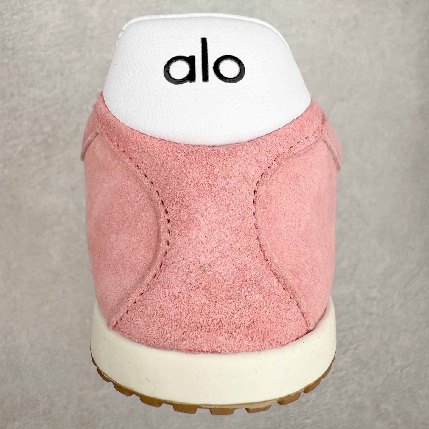 图片[8]-Alo yoga Sunset 舒适生活休闲鞋 男女同款 品牌故事Alo Yoga于2007年创立于洛杉矶，意在传播有意识的运动，同时激发人们的健康识与创造力。品牌的核心理念在于制作能够带来完美体验的瑜伽服饰与功能性单品，让有意识的运动融入并改变生活。Alo Yoga将其设计延伸到日常服饰概念，坚持不懈地捕捉当代时尚潮流，将品牌的运动美学理念、精致前卫的设计与舒适功能面料完美结合。与此同时，Alo Yoga的设计受到了时尚界人士与名人们的追捧，Talor Swift、Kendall Jenner等街拍照片中都曾出现品牌不同单品的身影。实拍调校N版已经零色差零失真 百分百还原实物色彩所见即所得 不存在货不对板色差等低级问题 选购参考实物拍摄 不混卖不参货 只用心做好货严格选品 承诺混一赔十 尺码：36 36.5 37.5 38 38.5 39 40 40.5 41 42 42.5 43 44 44.5 45-选品中心