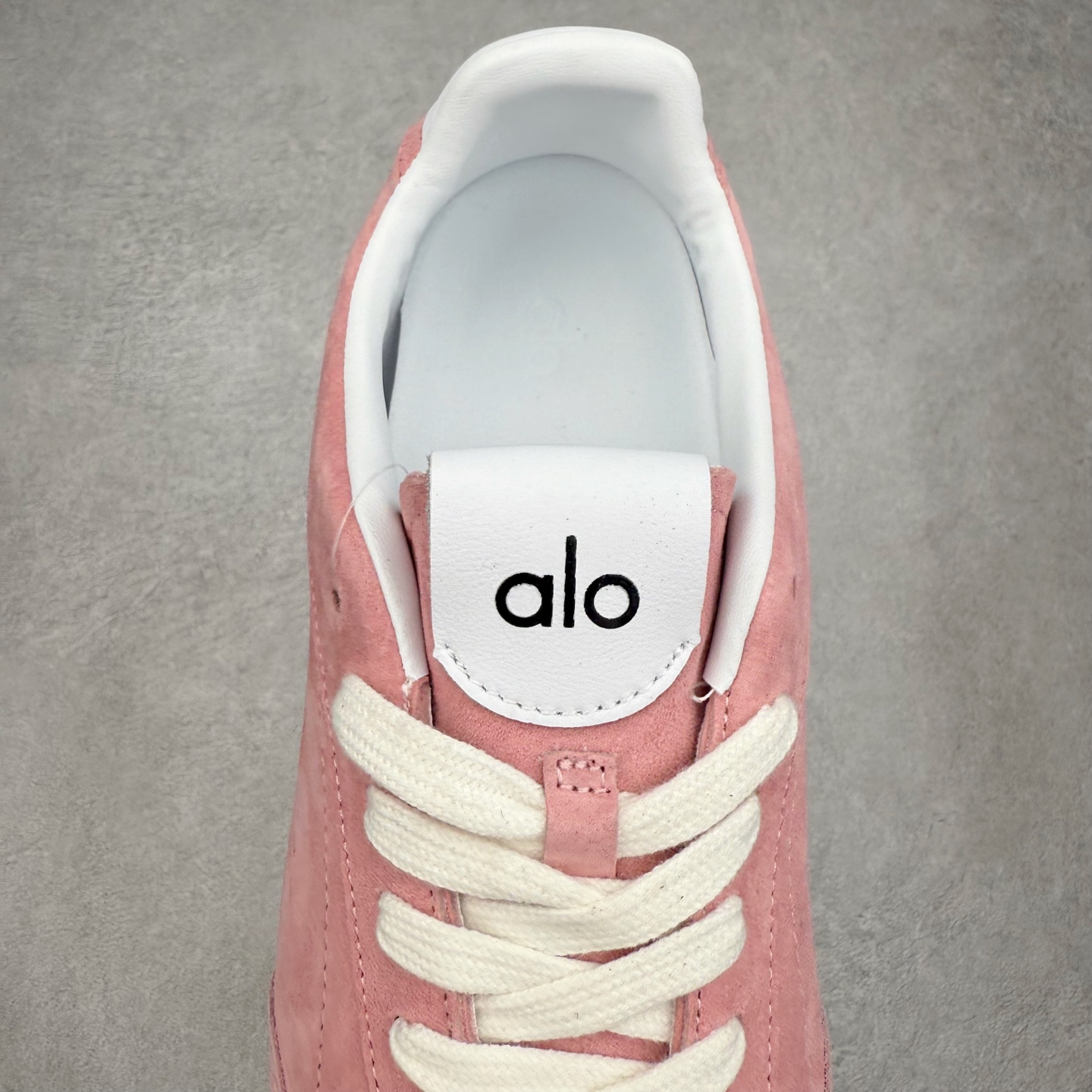 图片[5]-Alo yoga Sunset 舒适生活休闲鞋 男女同款 品牌故事Alo Yoga于2007年创立于洛杉矶，意在传播有意识的运动，同时激发人们的健康识与创造力。品牌的核心理念在于制作能够带来完美体验的瑜伽服饰与功能性单品，让有意识的运动融入并改变生活。Alo Yoga将其设计延伸到日常服饰概念，坚持不懈地捕捉当代时尚潮流，将品牌的运动美学理念、精致前卫的设计与舒适功能面料完美结合。与此同时，Alo Yoga的设计受到了时尚界人士与名人们的追捧，Talor Swift、Kendall Jenner等街拍照片中都曾出现品牌不同单品的身影。实拍调校N版已经零色差零失真 百分百还原实物色彩所见即所得 不存在货不对板色差等低级问题 选购参考实物拍摄 不混卖不参货 只用心做好货严格选品 承诺混一赔十 尺码：36 36.5 37.5 38 38.5 39 40 40.5 41 42 42.5 43 44 44.5 45-选品中心