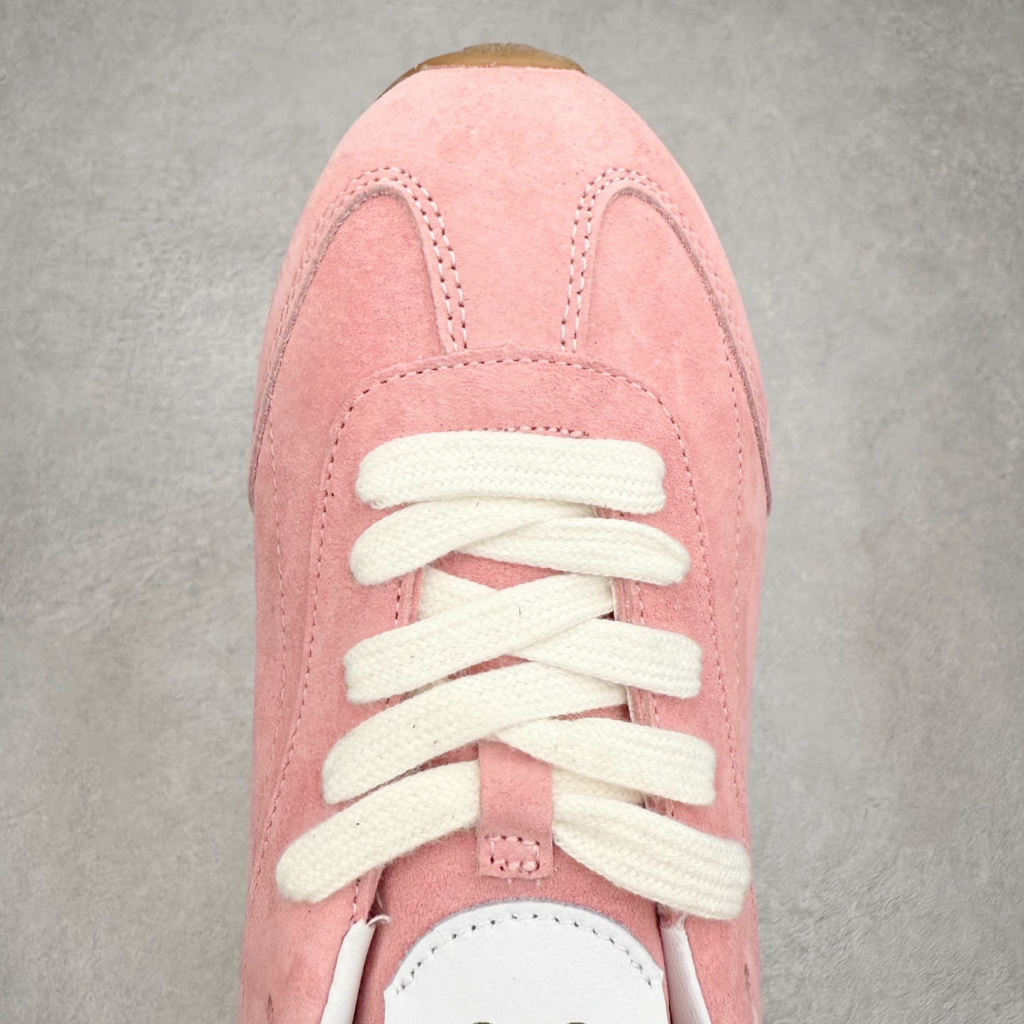 图片[4]-Alo yoga Sunset 舒适生活休闲鞋 男女同款 品牌故事Alo Yoga于2007年创立于洛杉矶，意在传播有意识的运动，同时激发人们的健康识与创造力。品牌的核心理念在于制作能够带来完美体验的瑜伽服饰与功能性单品，让有意识的运动融入并改变生活。Alo Yoga将其设计延伸到日常服饰概念，坚持不懈地捕捉当代时尚潮流，将品牌的运动美学理念、精致前卫的设计与舒适功能面料完美结合。与此同时，Alo Yoga的设计受到了时尚界人士与名人们的追捧，Talor Swift、Kendall Jenner等街拍照片中都曾出现品牌不同单品的身影。实拍调校N版已经零色差零失真 百分百还原实物色彩所见即所得 不存在货不对板色差等低级问题 选购参考实物拍摄 不混卖不参货 只用心做好货严格选品 承诺混一赔十 尺码：36 36.5 37.5 38 38.5 39 40 40.5 41 42 42.5 43 44 44.5 45-选品中心