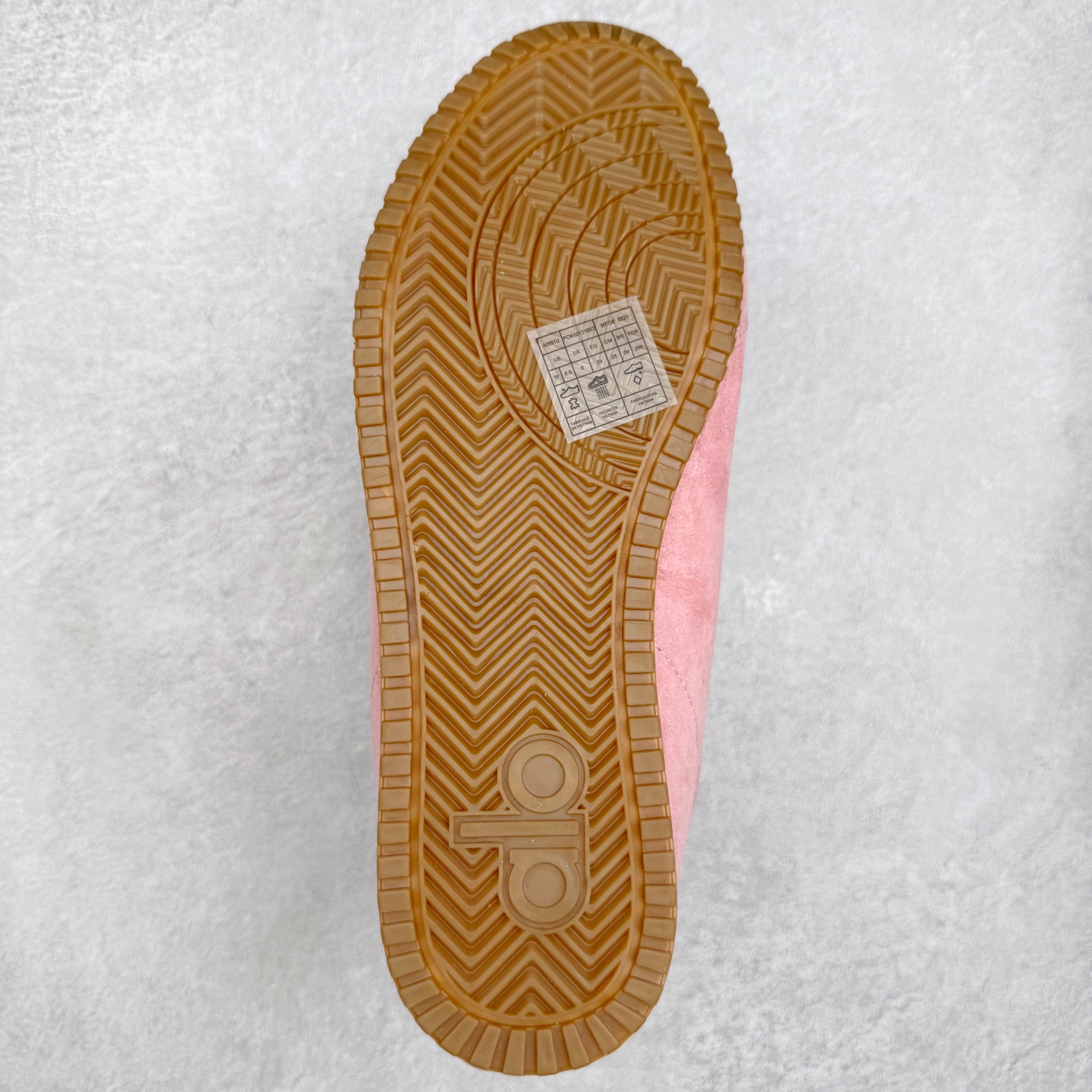 图片[9]-Alo yoga Sunset 舒适生活休闲鞋 男女同款 品牌故事Alo Yoga于2007年创立于洛杉矶，意在传播有意识的运动，同时激发人们的健康识与创造力。品牌的核心理念在于制作能够带来完美体验的瑜伽服饰与功能性单品，让有意识的运动融入并改变生活。Alo Yoga将其设计延伸到日常服饰概念，坚持不懈地捕捉当代时尚潮流，将品牌的运动美学理念、精致前卫的设计与舒适功能面料完美结合。与此同时，Alo Yoga的设计受到了时尚界人士与名人们的追捧，Talor Swift、Kendall Jenner等街拍照片中都曾出现品牌不同单品的身影。实拍调校N版已经零色差零失真 百分百还原实物色彩所见即所得 不存在货不对板色差等低级问题 选购参考实物拍摄 不混卖不参货 只用心做好货严格选品 承诺混一赔十 尺码：36 36.5 37.5 38 38.5 39 40 40.5 41 42 42.5 43 44 44.5 45-选品中心