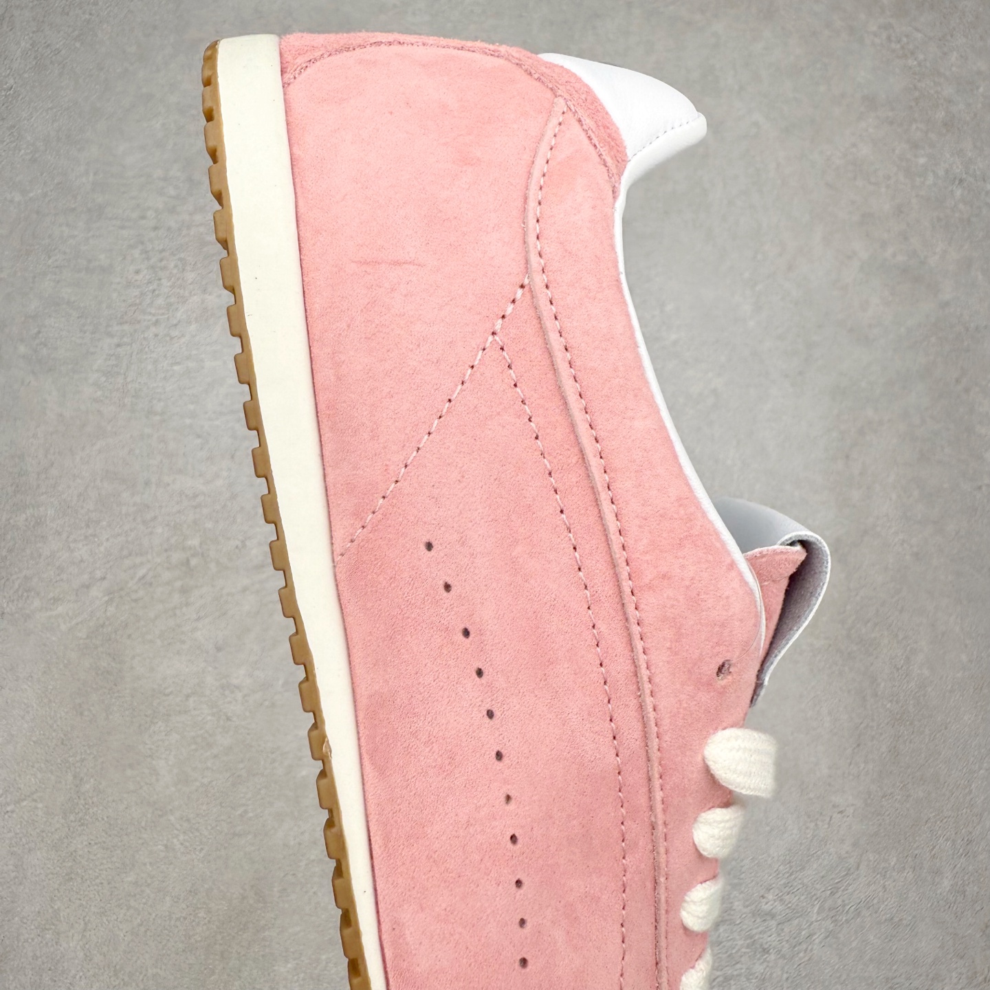 图片[6]-Alo yoga Sunset 舒适生活休闲鞋 男女同款 品牌故事Alo Yoga于2007年创立于洛杉矶，意在传播有意识的运动，同时激发人们的健康识与创造力。品牌的核心理念在于制作能够带来完美体验的瑜伽服饰与功能性单品，让有意识的运动融入并改变生活。Alo Yoga将其设计延伸到日常服饰概念，坚持不懈地捕捉当代时尚潮流，将品牌的运动美学理念、精致前卫的设计与舒适功能面料完美结合。与此同时，Alo Yoga的设计受到了时尚界人士与名人们的追捧，Talor Swift、Kendall Jenner等街拍照片中都曾出现品牌不同单品的身影。实拍调校N版已经零色差零失真 百分百还原实物色彩所见即所得 不存在货不对板色差等低级问题 选购参考实物拍摄 不混卖不参货 只用心做好货严格选品 承诺混一赔十 尺码：36 36.5 37.5 38 38.5 39 40 40.5 41 42 42.5 43 44 44.5 45-选品中心