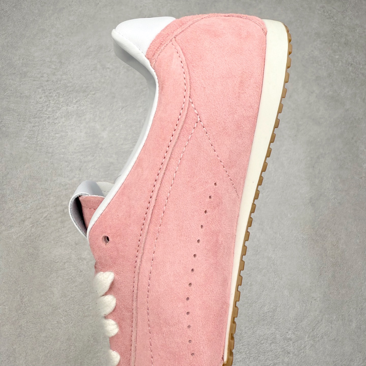 图片[7]-Alo yoga Sunset 舒适生活休闲鞋 男女同款 品牌故事Alo Yoga于2007年创立于洛杉矶，意在传播有意识的运动，同时激发人们的健康识与创造力。品牌的核心理念在于制作能够带来完美体验的瑜伽服饰与功能性单品，让有意识的运动融入并改变生活。Alo Yoga将其设计延伸到日常服饰概念，坚持不懈地捕捉当代时尚潮流，将品牌的运动美学理念、精致前卫的设计与舒适功能面料完美结合。与此同时，Alo Yoga的设计受到了时尚界人士与名人们的追捧，Talor Swift、Kendall Jenner等街拍照片中都曾出现品牌不同单品的身影。实拍调校N版已经零色差零失真 百分百还原实物色彩所见即所得 不存在货不对板色差等低级问题 选购参考实物拍摄 不混卖不参货 只用心做好货严格选品 承诺混一赔十 尺码：36 36.5 37.5 38 38.5 39 40 40.5 41 42 42.5 43 44 44.5 45-选品中心