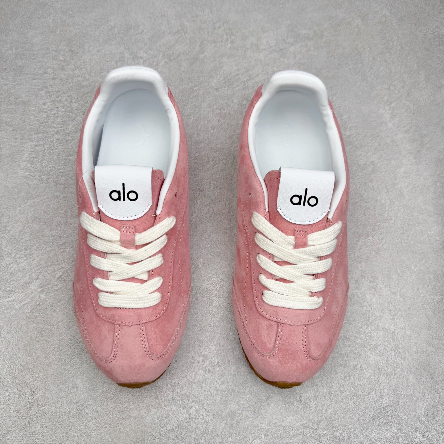 图片[2]-Alo yoga Sunset 舒适生活休闲鞋 男女同款 品牌故事Alo Yoga于2007年创立于洛杉矶，意在传播有意识的运动，同时激发人们的健康识与创造力。品牌的核心理念在于制作能够带来完美体验的瑜伽服饰与功能性单品，让有意识的运动融入并改变生活。Alo Yoga将其设计延伸到日常服饰概念，坚持不懈地捕捉当代时尚潮流，将品牌的运动美学理念、精致前卫的设计与舒适功能面料完美结合。与此同时，Alo Yoga的设计受到了时尚界人士与名人们的追捧，Talor Swift、Kendall Jenner等街拍照片中都曾出现品牌不同单品的身影。实拍调校N版已经零色差零失真 百分百还原实物色彩所见即所得 不存在货不对板色差等低级问题 选购参考实物拍摄 不混卖不参货 只用心做好货严格选品 承诺混一赔十 尺码：36 36.5 37.5 38 38.5 39 40 40.5 41 42 42.5 43 44 44.5 45-选品中心