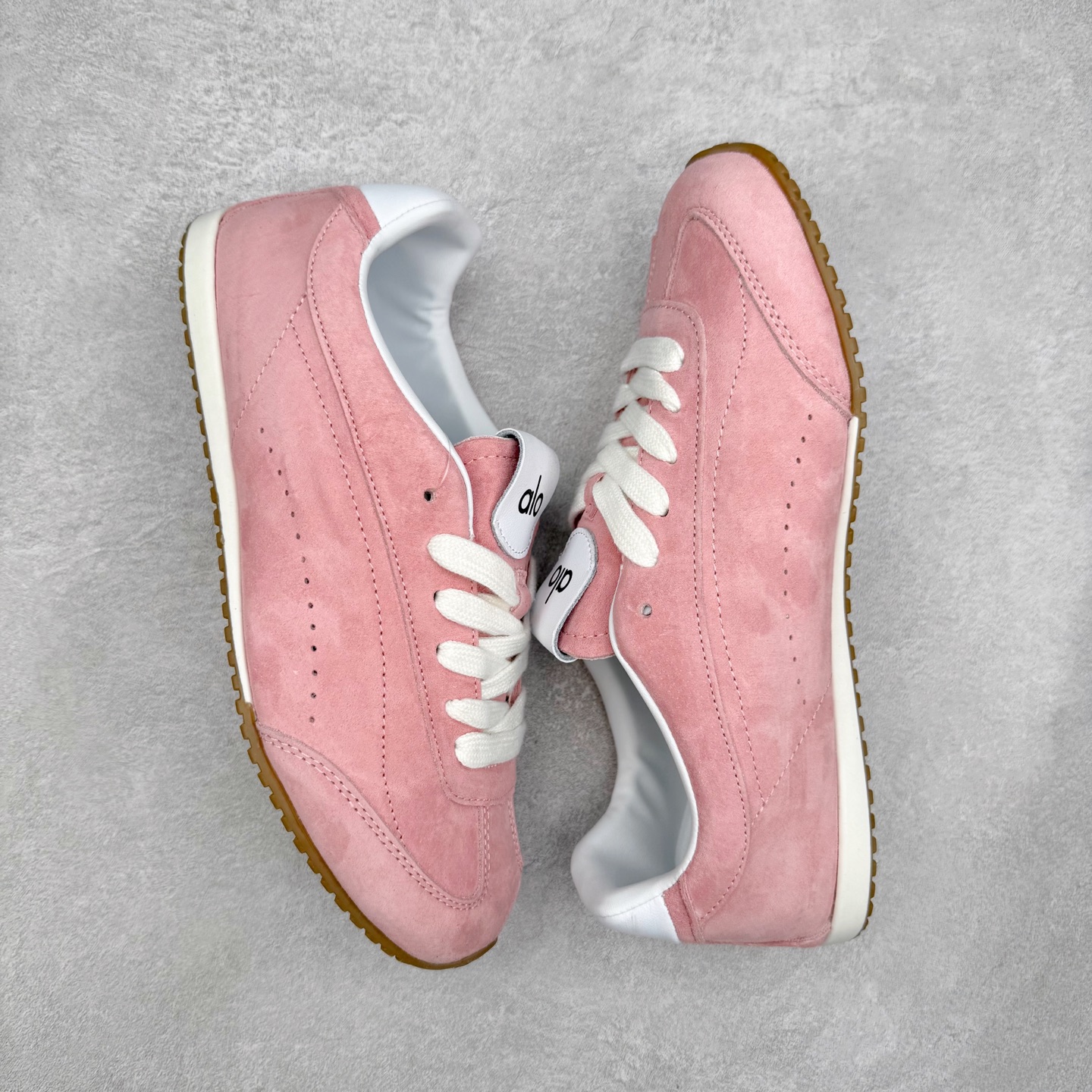 图片[3]-Alo yoga Sunset 舒适生活休闲鞋 男女同款 品牌故事Alo Yoga于2007年创立于洛杉矶，意在传播有意识的运动，同时激发人们的健康识与创造力。品牌的核心理念在于制作能够带来完美体验的瑜伽服饰与功能性单品，让有意识的运动融入并改变生活。Alo Yoga将其设计延伸到日常服饰概念，坚持不懈地捕捉当代时尚潮流，将品牌的运动美学理念、精致前卫的设计与舒适功能面料完美结合。与此同时，Alo Yoga的设计受到了时尚界人士与名人们的追捧，Talor Swift、Kendall Jenner等街拍照片中都曾出现品牌不同单品的身影。实拍调校N版已经零色差零失真 百分百还原实物色彩所见即所得 不存在货不对板色差等低级问题 选购参考实物拍摄 不混卖不参货 只用心做好货严格选品 承诺混一赔十 尺码：36 36.5 37.5 38 38.5 39 40 40.5 41 42 42.5 43 44 44.5 45-选品中心