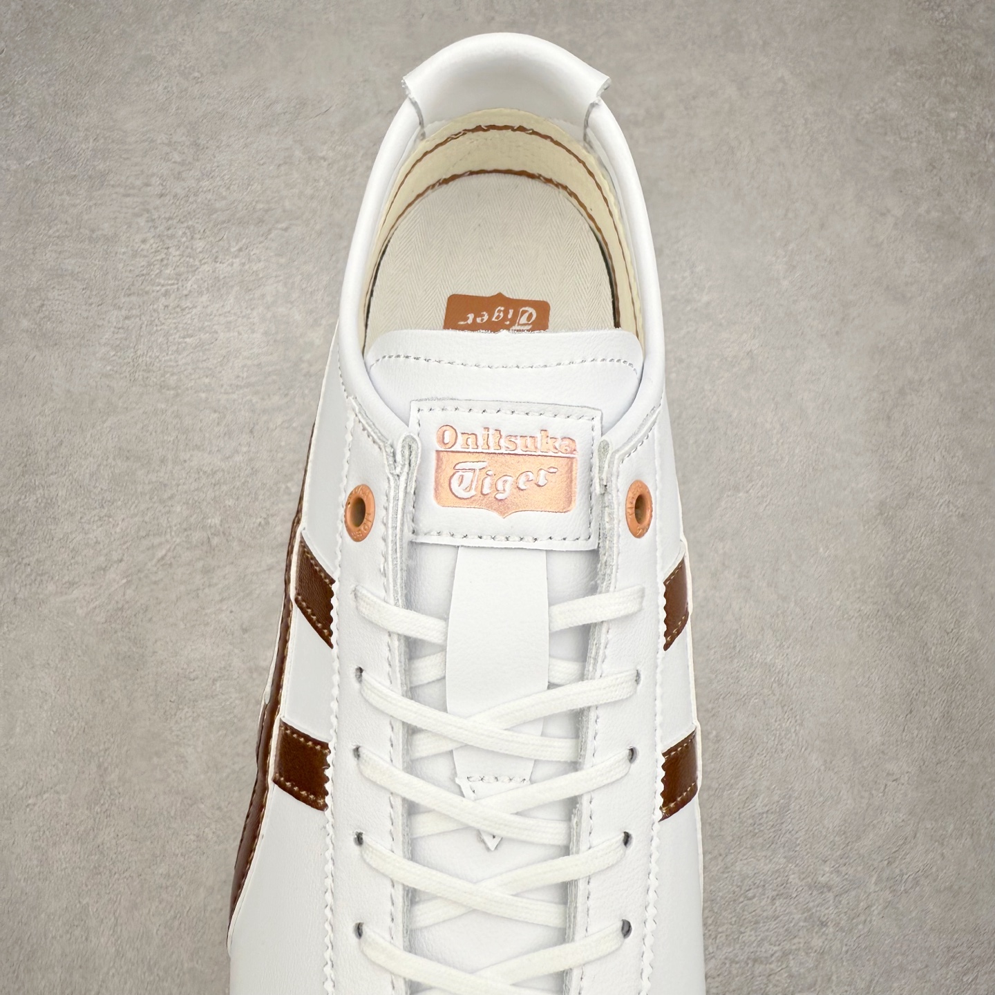 图片[5]-＃C版 Asics Onitsuka Tiger MEXICO 66 亚瑟士鬼冢虎复古经典板鞋 市场王者选手 海外订单工厂出品 长期生产补货永不断码 超成熟稳定的做工品控 原装全套纸板楦头开发 原汁原味 完美呈现版型 私模正确鞋底咬花纹路 一比一鞋头弧度高度鞋身弧度 绝不口嗨 细节品控鞋型随意秒杀市面 原档咬花纹路私模大底 一个单元有六个三角形 总体形拼接呈现花瓣状 官方四联吊牌 原装Ortholite轻量化鞋垫 原盒原配 质保卡 说明书 钢印防尘纸 纸板中底带钢印 乳胶组合鞋垫 支持全方位的对比专柜 产品从款式颜色造型上体现出追求舒适和细节的完美 鞋类更是推崇手工制作的严谨与完美 融舒适性与可穿性的设计风格 注重细节的完美和别致魅力 既保持稳重 又不失轻松的时尚感 尺码：36 37 37.5 38 39 39.5 40 40.5 41.5 42 42.5 43.5 44 45-选品中心