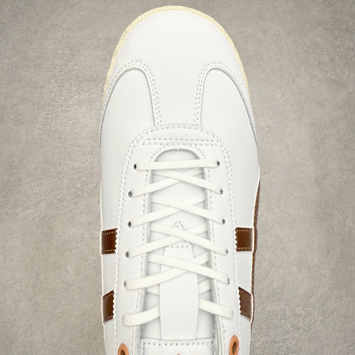 图片[4]-＃C版 Asics Onitsuka Tiger MEXICO 66 亚瑟士鬼冢虎复古经典板鞋 市场王者选手 海外订单工厂出品 长期生产补货永不断码 超成熟稳定的做工品控 原装全套纸板楦头开发 原汁原味 完美呈现版型 私模正确鞋底咬花纹路 一比一鞋头弧度高度鞋身弧度 绝不口嗨 细节品控鞋型随意秒杀市面 原档咬花纹路私模大底 一个单元有六个三角形 总体形拼接呈现花瓣状 官方四联吊牌 原装Ortholite轻量化鞋垫 原盒原配 质保卡 说明书 钢印防尘纸 纸板中底带钢印 乳胶组合鞋垫 支持全方位的对比专柜 产品从款式颜色造型上体现出追求舒适和细节的完美 鞋类更是推崇手工制作的严谨与完美 融舒适性与可穿性的设计风格 注重细节的完美和别致魅力 既保持稳重 又不失轻松的时尚感 尺码：36 37 37.5 38 39 39.5 40 40.5 41.5 42 42.5 43.5 44 45-选品中心