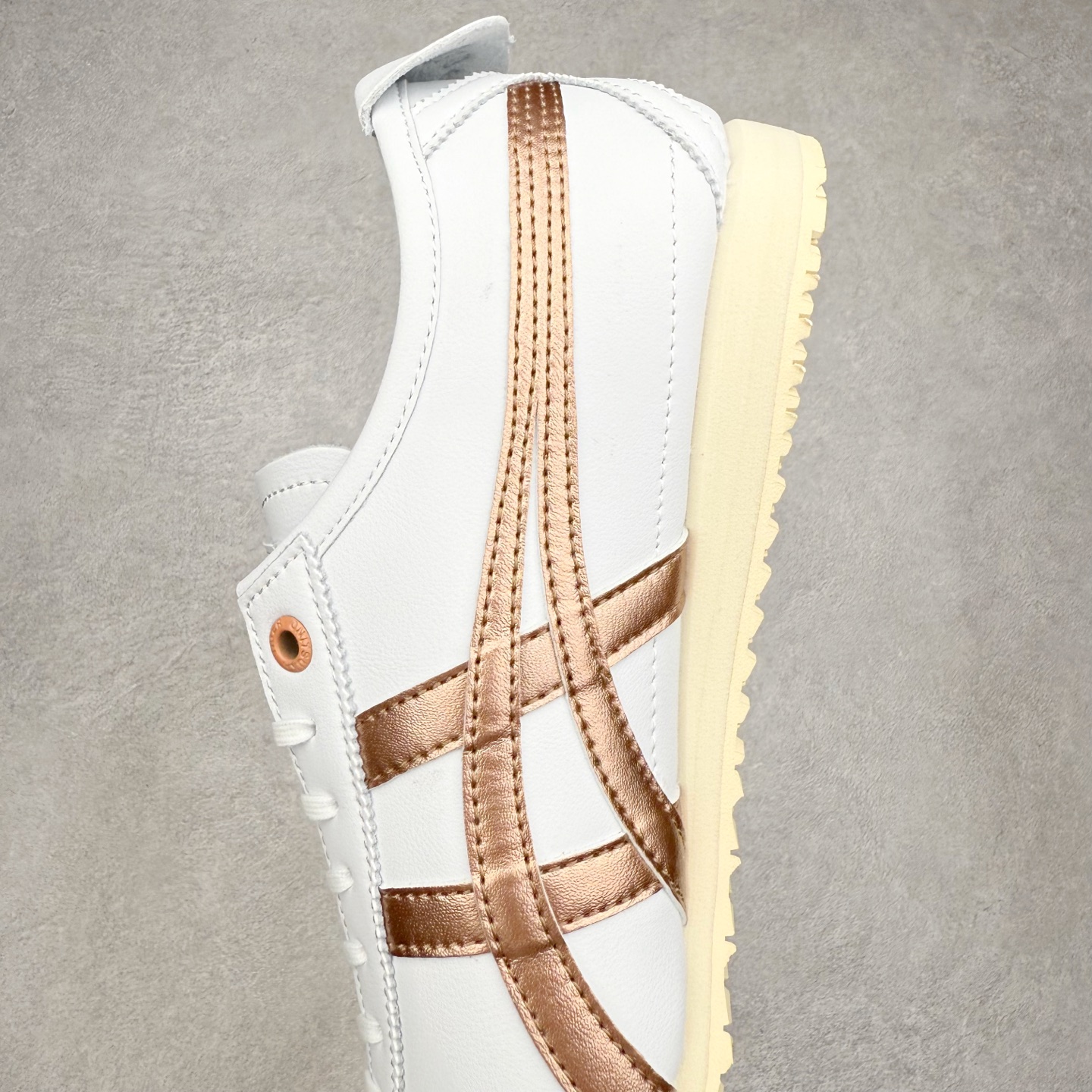 图片[7]-＃C版 Asics Onitsuka Tiger MEXICO 66 亚瑟士鬼冢虎复古经典板鞋 市场王者选手 海外订单工厂出品 长期生产补货永不断码 超成熟稳定的做工品控 原装全套纸板楦头开发 原汁原味 完美呈现版型 私模正确鞋底咬花纹路 一比一鞋头弧度高度鞋身弧度 绝不口嗨 细节品控鞋型随意秒杀市面 原档咬花纹路私模大底 一个单元有六个三角形 总体形拼接呈现花瓣状 官方四联吊牌 原装Ortholite轻量化鞋垫 原盒原配 质保卡 说明书 钢印防尘纸 纸板中底带钢印 乳胶组合鞋垫 支持全方位的对比专柜 产品从款式颜色造型上体现出追求舒适和细节的完美 鞋类更是推崇手工制作的严谨与完美 融舒适性与可穿性的设计风格 注重细节的完美和别致魅力 既保持稳重 又不失轻松的时尚感 尺码：36 37 37.5 38 39 39.5 40 40.5 41.5 42 42.5 43.5 44 45-选品中心