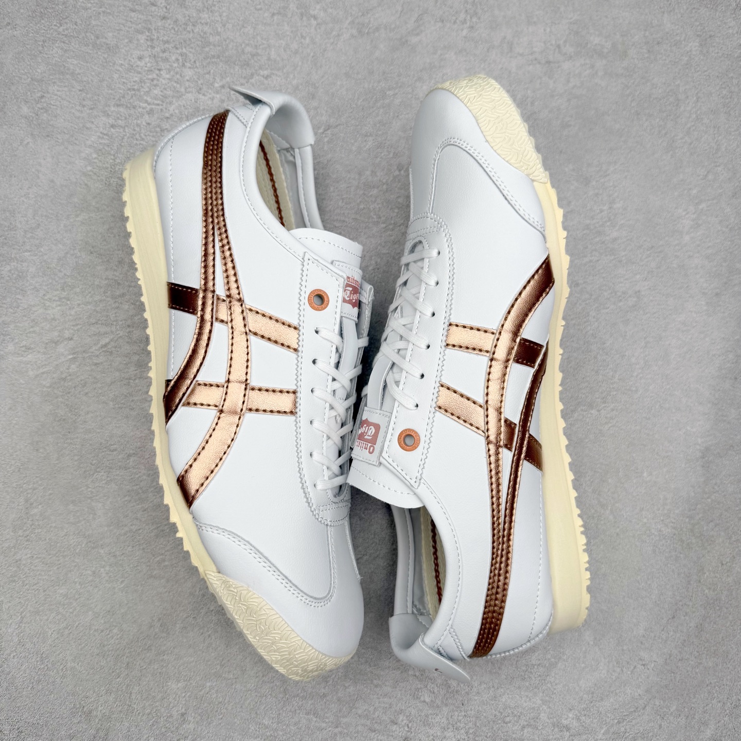 图片[3]-＃C版 Asics Onitsuka Tiger MEXICO 66 亚瑟士鬼冢虎复古经典板鞋 市场王者选手 海外订单工厂出品 长期生产补货永不断码 超成熟稳定的做工品控 原装全套纸板楦头开发 原汁原味 完美呈现版型 私模正确鞋底咬花纹路 一比一鞋头弧度高度鞋身弧度 绝不口嗨 细节品控鞋型随意秒杀市面 原档咬花纹路私模大底 一个单元有六个三角形 总体形拼接呈现花瓣状 官方四联吊牌 原装Ortholite轻量化鞋垫 原盒原配 质保卡 说明书 钢印防尘纸 纸板中底带钢印 乳胶组合鞋垫 支持全方位的对比专柜 产品从款式颜色造型上体现出追求舒适和细节的完美 鞋类更是推崇手工制作的严谨与完美 融舒适性与可穿性的设计风格 注重细节的完美和别致魅力 既保持稳重 又不失轻松的时尚感 尺码：36 37 37.5 38 39 39.5 40 40.5 41.5 42 42.5 43.5 44 45-选品中心