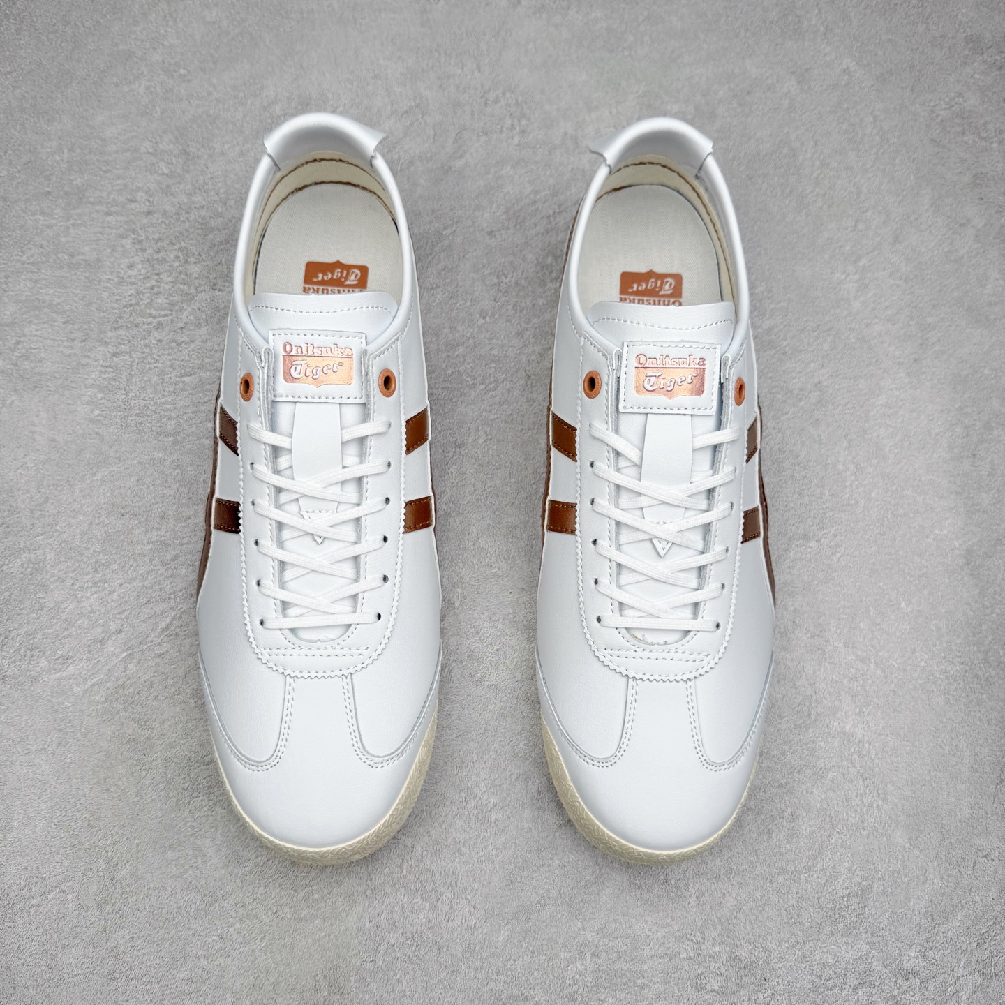 图片[2]-＃C版 Asics Onitsuka Tiger MEXICO 66 亚瑟士鬼冢虎复古经典板鞋 市场王者选手 海外订单工厂出品 长期生产补货永不断码 超成熟稳定的做工品控 原装全套纸板楦头开发 原汁原味 完美呈现版型 私模正确鞋底咬花纹路 一比一鞋头弧度高度鞋身弧度 绝不口嗨 细节品控鞋型随意秒杀市面 原档咬花纹路私模大底 一个单元有六个三角形 总体形拼接呈现花瓣状 官方四联吊牌 原装Ortholite轻量化鞋垫 原盒原配 质保卡 说明书 钢印防尘纸 纸板中底带钢印 乳胶组合鞋垫 支持全方位的对比专柜 产品从款式颜色造型上体现出追求舒适和细节的完美 鞋类更是推崇手工制作的严谨与完美 融舒适性与可穿性的设计风格 注重细节的完美和别致魅力 既保持稳重 又不失轻松的时尚感 尺码：36 37 37.5 38 39 39.5 40 40.5 41.5 42 42.5 43.5 44 45-选品中心