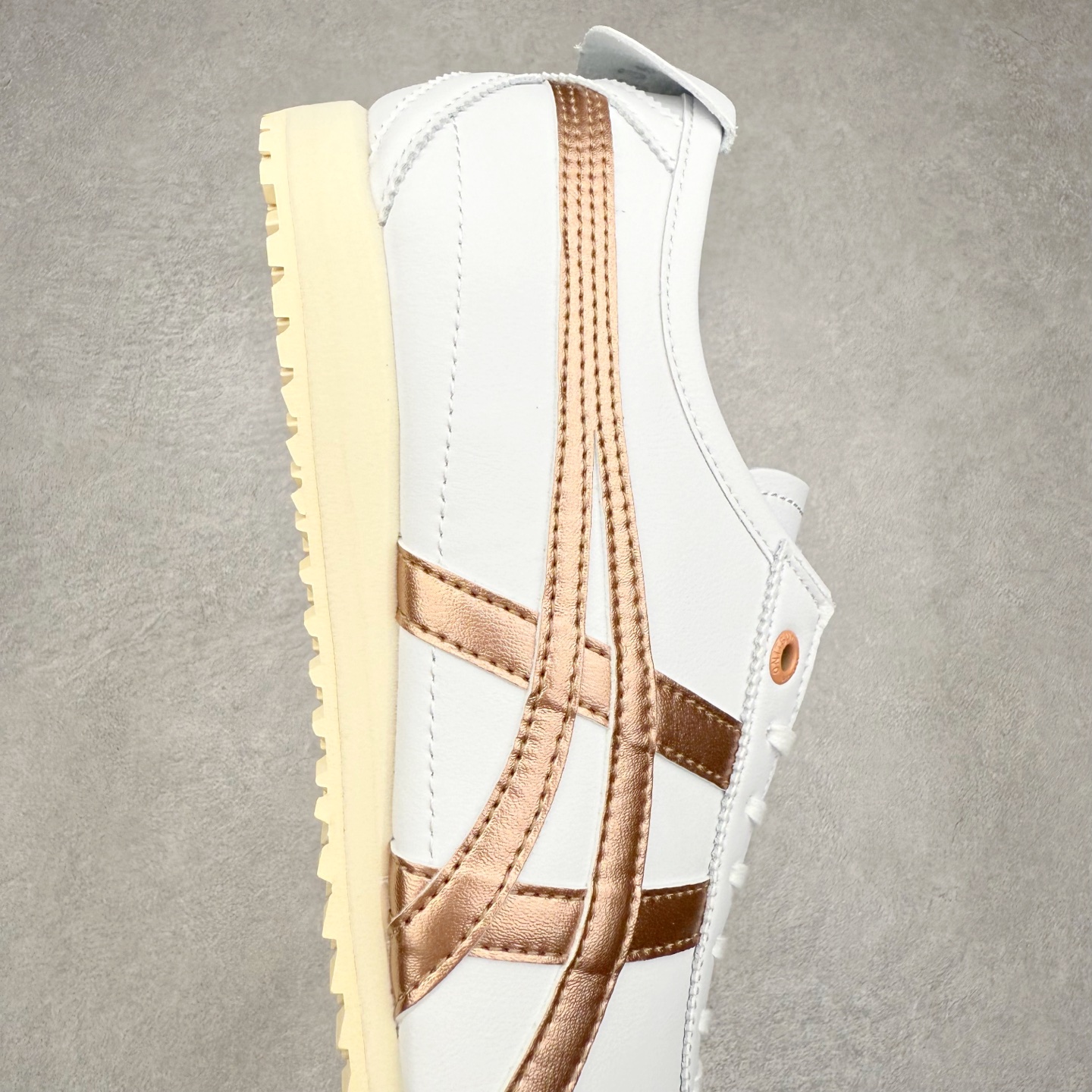 图片[6]-＃C版 Asics Onitsuka Tiger MEXICO 66 亚瑟士鬼冢虎复古经典板鞋 市场王者选手 海外订单工厂出品 长期生产补货永不断码 超成熟稳定的做工品控 原装全套纸板楦头开发 原汁原味 完美呈现版型 私模正确鞋底咬花纹路 一比一鞋头弧度高度鞋身弧度 绝不口嗨 细节品控鞋型随意秒杀市面 原档咬花纹路私模大底 一个单元有六个三角形 总体形拼接呈现花瓣状 官方四联吊牌 原装Ortholite轻量化鞋垫 原盒原配 质保卡 说明书 钢印防尘纸 纸板中底带钢印 乳胶组合鞋垫 支持全方位的对比专柜 产品从款式颜色造型上体现出追求舒适和细节的完美 鞋类更是推崇手工制作的严谨与完美 融舒适性与可穿性的设计风格 注重细节的完美和别致魅力 既保持稳重 又不失轻松的时尚感 尺码：36 37 37.5 38 39 39.5 40 40.5 41.5 42 42.5 43.5 44 45-选品中心