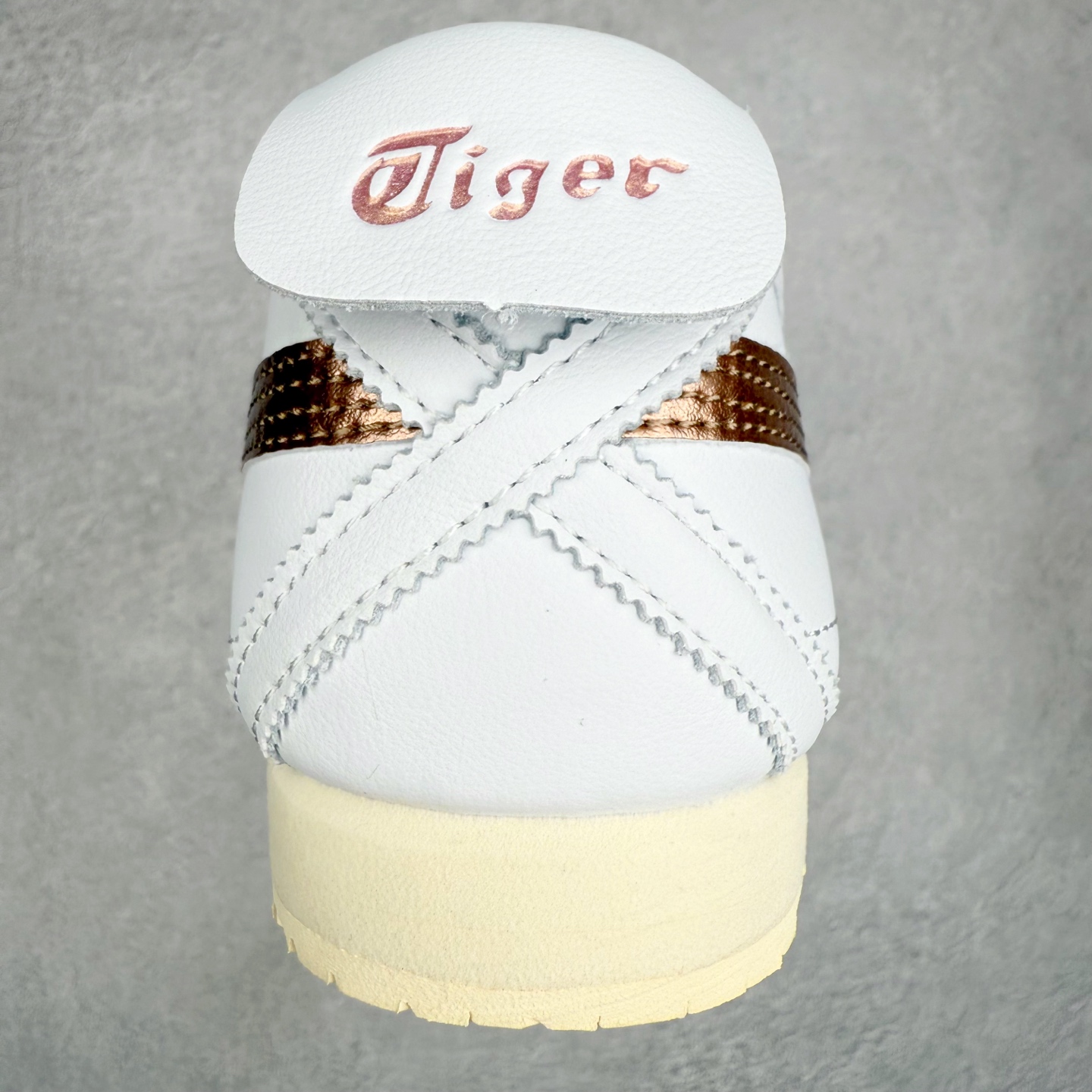 图片[8]-＃C版 Asics Onitsuka Tiger MEXICO 66 亚瑟士鬼冢虎复古经典板鞋 市场王者选手 海外订单工厂出品 长期生产补货永不断码 超成熟稳定的做工品控 原装全套纸板楦头开发 原汁原味 完美呈现版型 私模正确鞋底咬花纹路 一比一鞋头弧度高度鞋身弧度 绝不口嗨 细节品控鞋型随意秒杀市面 原档咬花纹路私模大底 一个单元有六个三角形 总体形拼接呈现花瓣状 官方四联吊牌 原装Ortholite轻量化鞋垫 原盒原配 质保卡 说明书 钢印防尘纸 纸板中底带钢印 乳胶组合鞋垫 支持全方位的对比专柜 产品从款式颜色造型上体现出追求舒适和细节的完美 鞋类更是推崇手工制作的严谨与完美 融舒适性与可穿性的设计风格 注重细节的完美和别致魅力 既保持稳重 又不失轻松的时尚感 尺码：36 37 37.5 38 39 39.5 40 40.5 41.5 42 42.5 43.5 44 45-选品中心