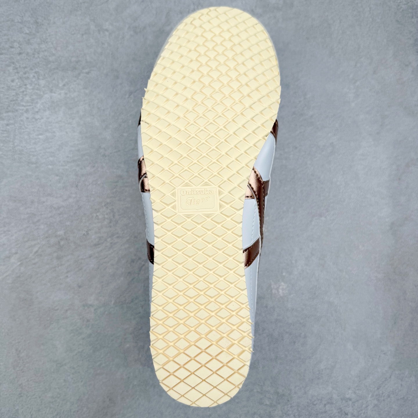 图片[9]-＃C版 Asics Onitsuka Tiger MEXICO 66 亚瑟士鬼冢虎复古经典板鞋 市场王者选手 海外订单工厂出品 长期生产补货永不断码 超成熟稳定的做工品控 原装全套纸板楦头开发 原汁原味 完美呈现版型 私模正确鞋底咬花纹路 一比一鞋头弧度高度鞋身弧度 绝不口嗨 细节品控鞋型随意秒杀市面 原档咬花纹路私模大底 一个单元有六个三角形 总体形拼接呈现花瓣状 官方四联吊牌 原装Ortholite轻量化鞋垫 原盒原配 质保卡 说明书 钢印防尘纸 纸板中底带钢印 乳胶组合鞋垫 支持全方位的对比专柜 产品从款式颜色造型上体现出追求舒适和细节的完美 鞋类更是推崇手工制作的严谨与完美 融舒适性与可穿性的设计风格 注重细节的完美和别致魅力 既保持稳重 又不失轻松的时尚感 尺码：36 37 37.5 38 39 39.5 40 40.5 41.5 42 42.5 43.5 44 45-选品中心