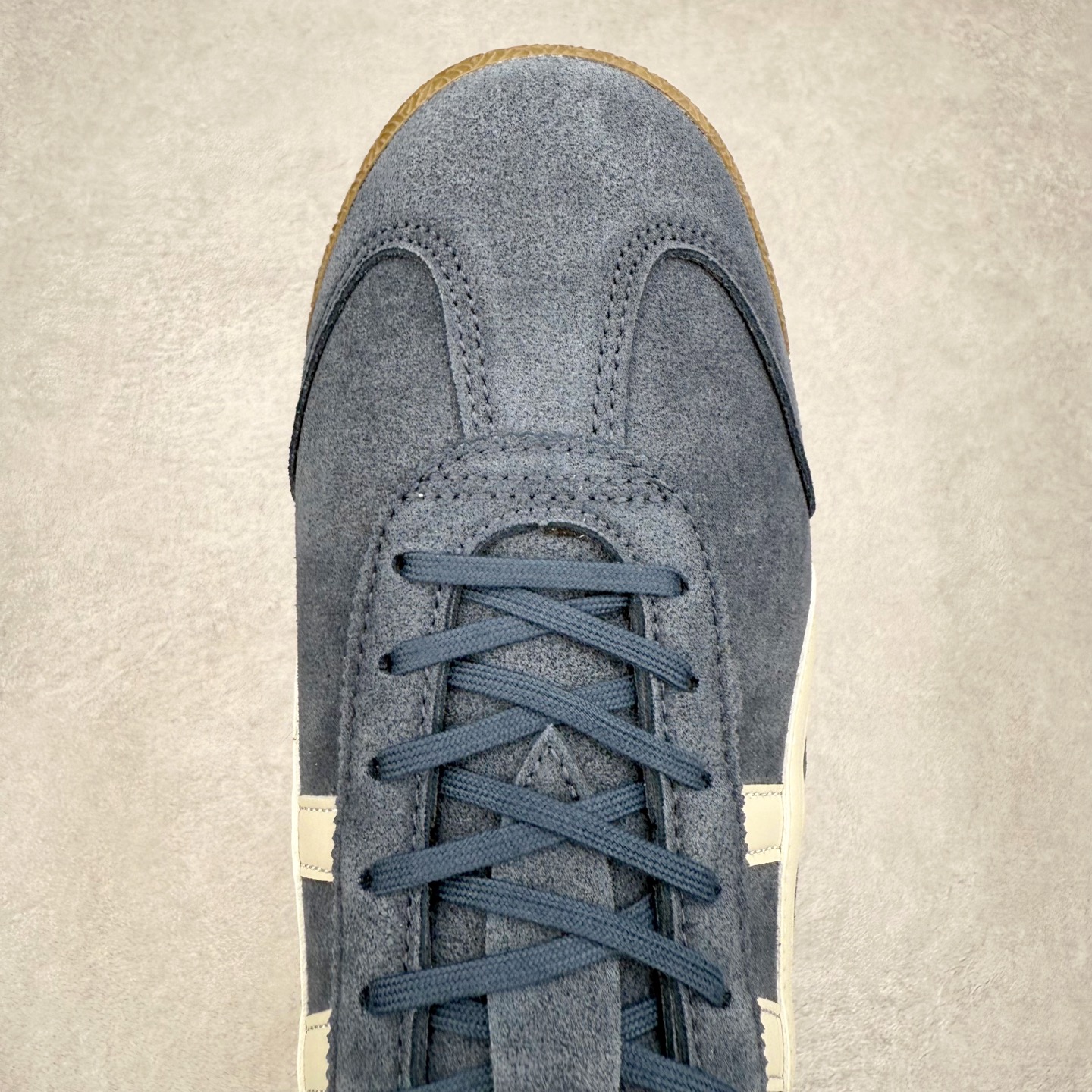 图片[4]-＃C版 Asics Onitsuka Tiger MEXICO 66 亚瑟士鬼冢虎复古经典板鞋 市场王者选手 海外订单工厂出品 长期生产补货永不断码 超成熟稳定的做工品控 原装全套纸板楦头开发 原汁原味 完美呈现版型 私模正确鞋底咬花纹路 一比一鞋头弧度高度鞋身弧度 绝不口嗨 细节品控鞋型随意秒杀市面 原档咬花纹路私模大底 一个单元有六个三角形 总体形拼接呈现花瓣状 官方四联吊牌 原装Ortholite轻量化鞋垫 原盒原配 质保卡 说明书 钢印防尘纸 纸板中底带钢印 乳胶组合鞋垫 支持全方位的对比专柜 产品从款式颜色造型上体现出追求舒适和细节的完美 鞋类更是推崇手工制作的严谨与完美 融舒适性与可穿性的设计风格 注重细节的完美和别致魅力 既保持稳重 又不失轻松的时尚感 尺码：36 37 37.5 38 39 39.5 40 40.5 41.5 42 42.5 43.5 44 45-选品中心