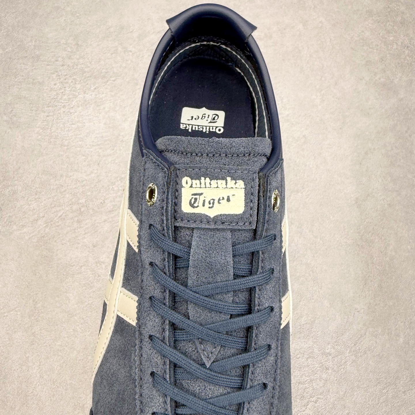 图片[5]-＃C版 Asics Onitsuka Tiger MEXICO 66 亚瑟士鬼冢虎复古经典板鞋 市场王者选手 海外订单工厂出品 长期生产补货永不断码 超成熟稳定的做工品控 原装全套纸板楦头开发 原汁原味 完美呈现版型 私模正确鞋底咬花纹路 一比一鞋头弧度高度鞋身弧度 绝不口嗨 细节品控鞋型随意秒杀市面 原档咬花纹路私模大底 一个单元有六个三角形 总体形拼接呈现花瓣状 官方四联吊牌 原装Ortholite轻量化鞋垫 原盒原配 质保卡 说明书 钢印防尘纸 纸板中底带钢印 乳胶组合鞋垫 支持全方位的对比专柜 产品从款式颜色造型上体现出追求舒适和细节的完美 鞋类更是推崇手工制作的严谨与完美 融舒适性与可穿性的设计风格 注重细节的完美和别致魅力 既保持稳重 又不失轻松的时尚感 尺码：36 37 37.5 38 39 39.5 40 40.5 41.5 42 42.5 43.5 44 45-选品中心