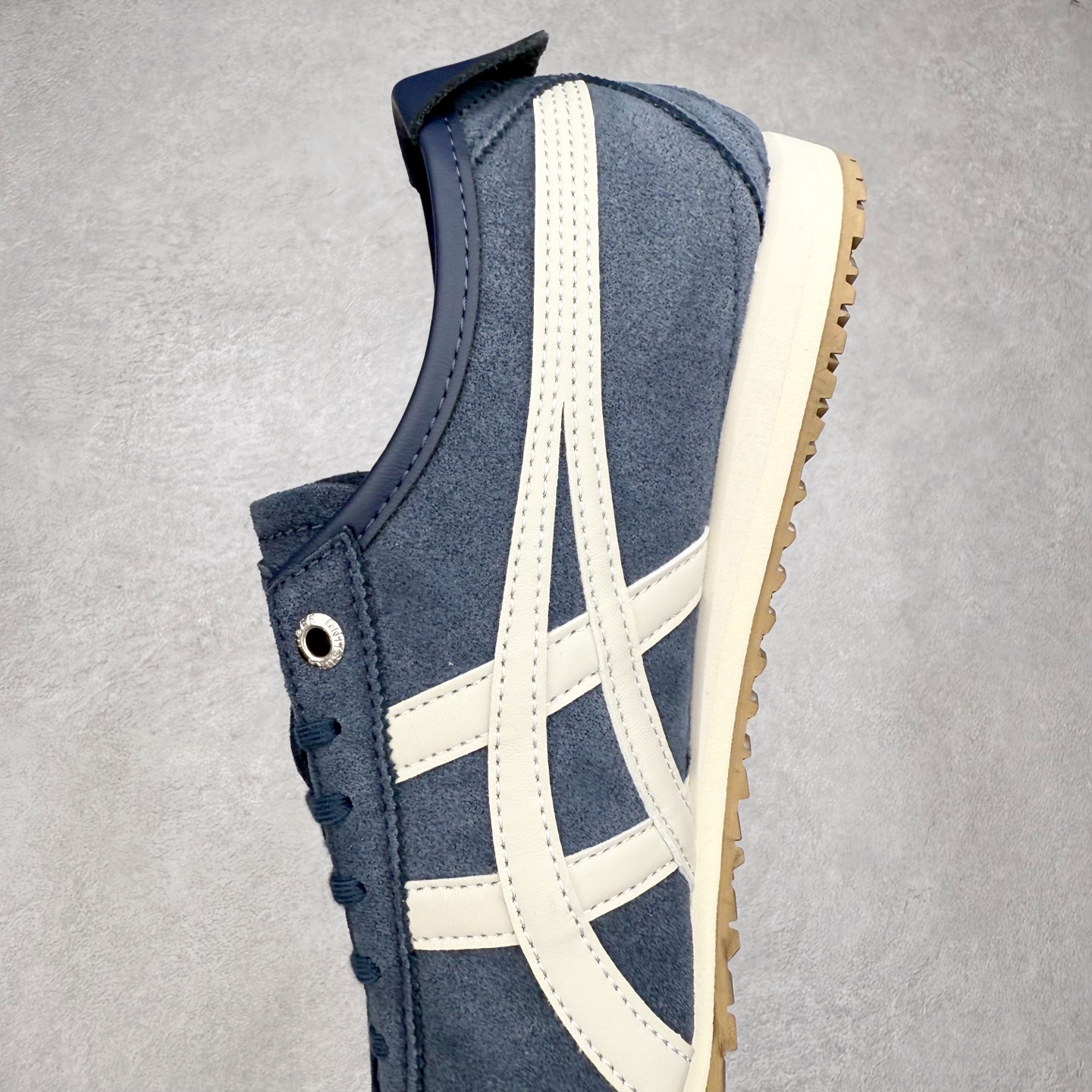 图片[7]-＃C版 Asics Onitsuka Tiger MEXICO 66 亚瑟士鬼冢虎复古经典板鞋 市场王者选手 海外订单工厂出品 长期生产补货永不断码 超成熟稳定的做工品控 原装全套纸板楦头开发 原汁原味 完美呈现版型 私模正确鞋底咬花纹路 一比一鞋头弧度高度鞋身弧度 绝不口嗨 细节品控鞋型随意秒杀市面 原档咬花纹路私模大底 一个单元有六个三角形 总体形拼接呈现花瓣状 官方四联吊牌 原装Ortholite轻量化鞋垫 原盒原配 质保卡 说明书 钢印防尘纸 纸板中底带钢印 乳胶组合鞋垫 支持全方位的对比专柜 产品从款式颜色造型上体现出追求舒适和细节的完美 鞋类更是推崇手工制作的严谨与完美 融舒适性与可穿性的设计风格 注重细节的完美和别致魅力 既保持稳重 又不失轻松的时尚感 尺码：36 37 37.5 38 39 39.5 40 40.5 41.5 42 42.5 43.5 44 45-选品中心