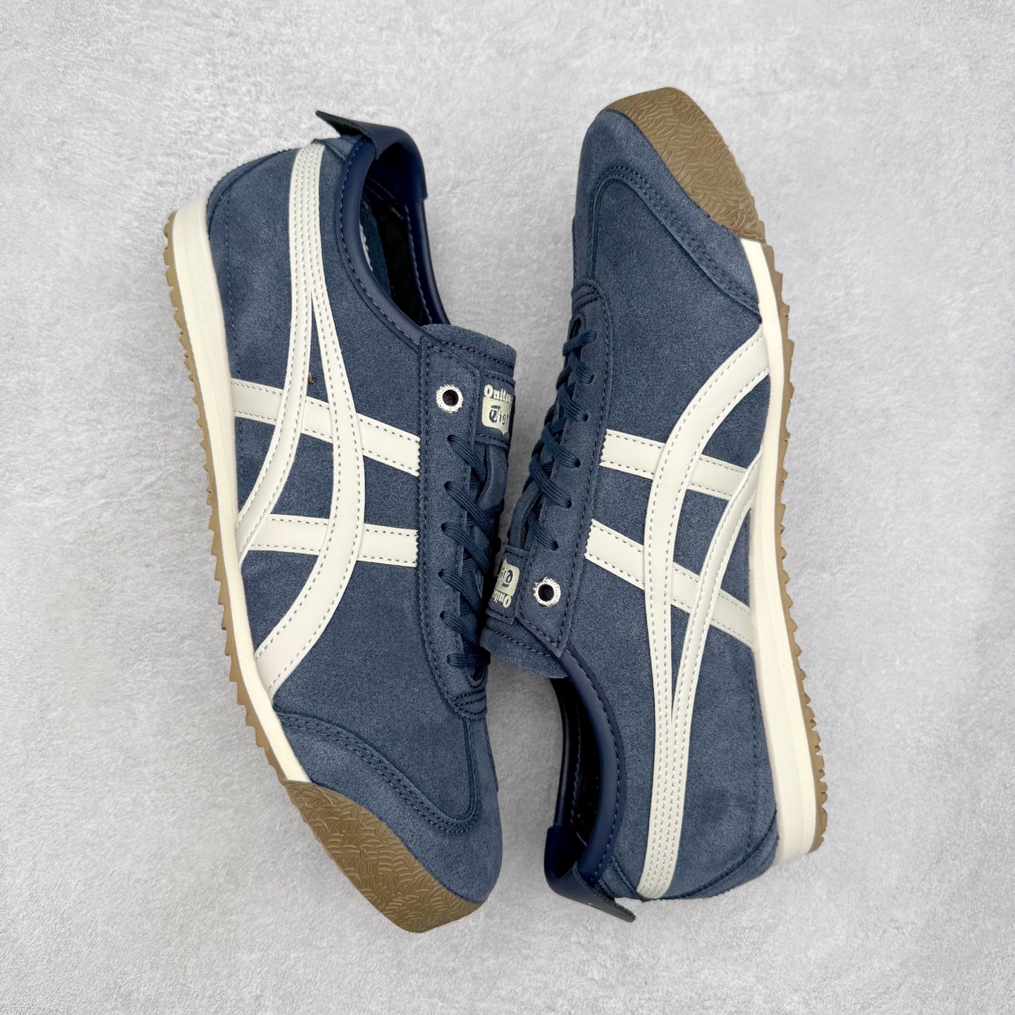 图片[3]-＃C版 Asics Onitsuka Tiger MEXICO 66 亚瑟士鬼冢虎复古经典板鞋 市场王者选手 海外订单工厂出品 长期生产补货永不断码 超成熟稳定的做工品控 原装全套纸板楦头开发 原汁原味 完美呈现版型 私模正确鞋底咬花纹路 一比一鞋头弧度高度鞋身弧度 绝不口嗨 细节品控鞋型随意秒杀市面 原档咬花纹路私模大底 一个单元有六个三角形 总体形拼接呈现花瓣状 官方四联吊牌 原装Ortholite轻量化鞋垫 原盒原配 质保卡 说明书 钢印防尘纸 纸板中底带钢印 乳胶组合鞋垫 支持全方位的对比专柜 产品从款式颜色造型上体现出追求舒适和细节的完美 鞋类更是推崇手工制作的严谨与完美 融舒适性与可穿性的设计风格 注重细节的完美和别致魅力 既保持稳重 又不失轻松的时尚感 尺码：36 37 37.5 38 39 39.5 40 40.5 41.5 42 42.5 43.5 44 45-选品中心