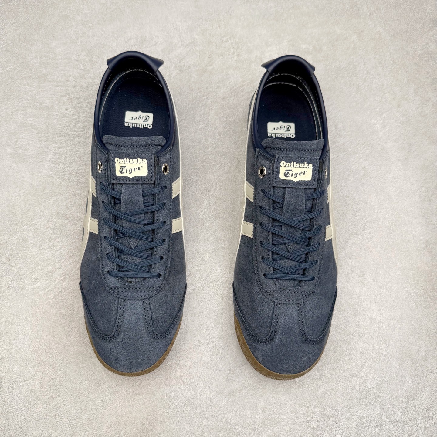 图片[2]-＃C版 Asics Onitsuka Tiger MEXICO 66 亚瑟士鬼冢虎复古经典板鞋 市场王者选手 海外订单工厂出品 长期生产补货永不断码 超成熟稳定的做工品控 原装全套纸板楦头开发 原汁原味 完美呈现版型 私模正确鞋底咬花纹路 一比一鞋头弧度高度鞋身弧度 绝不口嗨 细节品控鞋型随意秒杀市面 原档咬花纹路私模大底 一个单元有六个三角形 总体形拼接呈现花瓣状 官方四联吊牌 原装Ortholite轻量化鞋垫 原盒原配 质保卡 说明书 钢印防尘纸 纸板中底带钢印 乳胶组合鞋垫 支持全方位的对比专柜 产品从款式颜色造型上体现出追求舒适和细节的完美 鞋类更是推崇手工制作的严谨与完美 融舒适性与可穿性的设计风格 注重细节的完美和别致魅力 既保持稳重 又不失轻松的时尚感 尺码：36 37 37.5 38 39 39.5 40 40.5 41.5 42 42.5 43.5 44 45-选品中心