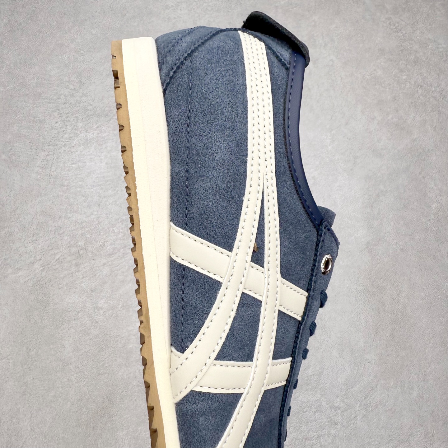 图片[6]-＃C版 Asics Onitsuka Tiger MEXICO 66 亚瑟士鬼冢虎复古经典板鞋 市场王者选手 海外订单工厂出品 长期生产补货永不断码 超成熟稳定的做工品控 原装全套纸板楦头开发 原汁原味 完美呈现版型 私模正确鞋底咬花纹路 一比一鞋头弧度高度鞋身弧度 绝不口嗨 细节品控鞋型随意秒杀市面 原档咬花纹路私模大底 一个单元有六个三角形 总体形拼接呈现花瓣状 官方四联吊牌 原装Ortholite轻量化鞋垫 原盒原配 质保卡 说明书 钢印防尘纸 纸板中底带钢印 乳胶组合鞋垫 支持全方位的对比专柜 产品从款式颜色造型上体现出追求舒适和细节的完美 鞋类更是推崇手工制作的严谨与完美 融舒适性与可穿性的设计风格 注重细节的完美和别致魅力 既保持稳重 又不失轻松的时尚感 尺码：36 37 37.5 38 39 39.5 40 40.5 41.5 42 42.5 43.5 44 45-选品中心