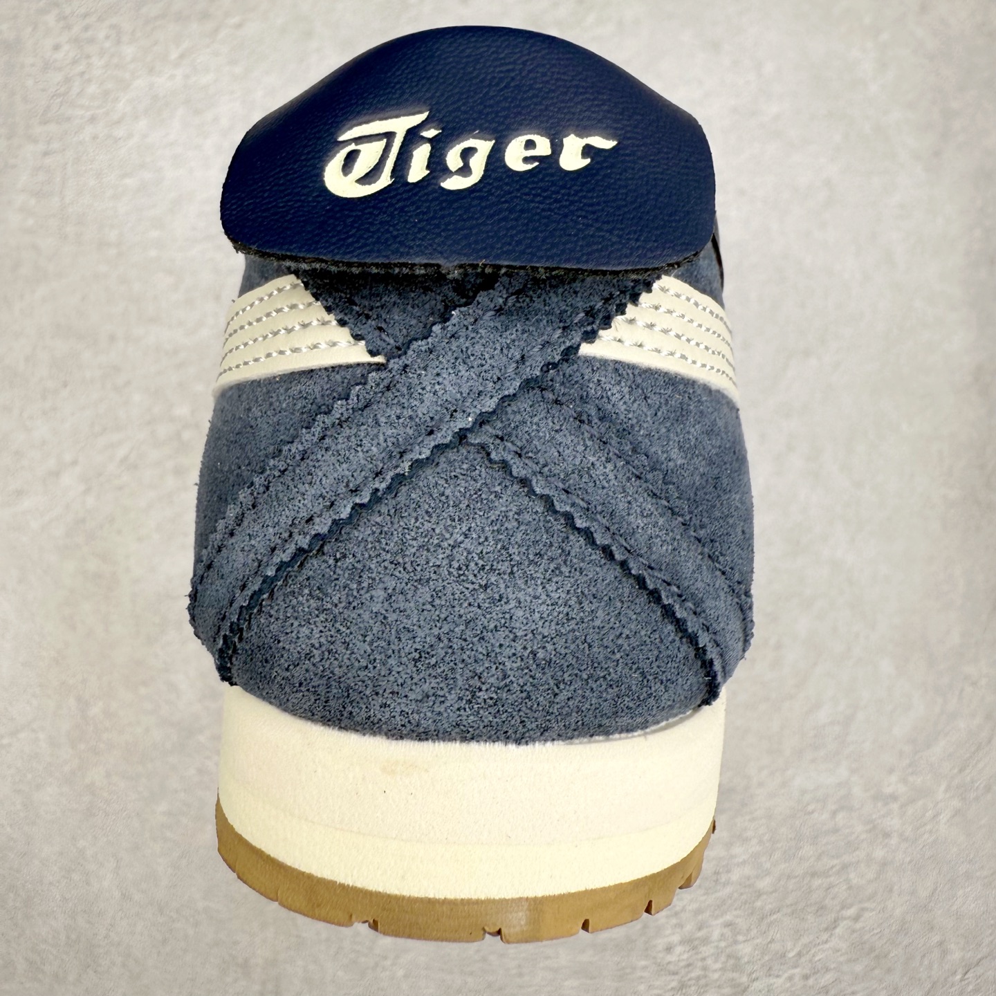 图片[8]-＃C版 Asics Onitsuka Tiger MEXICO 66 亚瑟士鬼冢虎复古经典板鞋 市场王者选手 海外订单工厂出品 长期生产补货永不断码 超成熟稳定的做工品控 原装全套纸板楦头开发 原汁原味 完美呈现版型 私模正确鞋底咬花纹路 一比一鞋头弧度高度鞋身弧度 绝不口嗨 细节品控鞋型随意秒杀市面 原档咬花纹路私模大底 一个单元有六个三角形 总体形拼接呈现花瓣状 官方四联吊牌 原装Ortholite轻量化鞋垫 原盒原配 质保卡 说明书 钢印防尘纸 纸板中底带钢印 乳胶组合鞋垫 支持全方位的对比专柜 产品从款式颜色造型上体现出追求舒适和细节的完美 鞋类更是推崇手工制作的严谨与完美 融舒适性与可穿性的设计风格 注重细节的完美和别致魅力 既保持稳重 又不失轻松的时尚感 尺码：36 37 37.5 38 39 39.5 40 40.5 41.5 42 42.5 43.5 44 45-选品中心