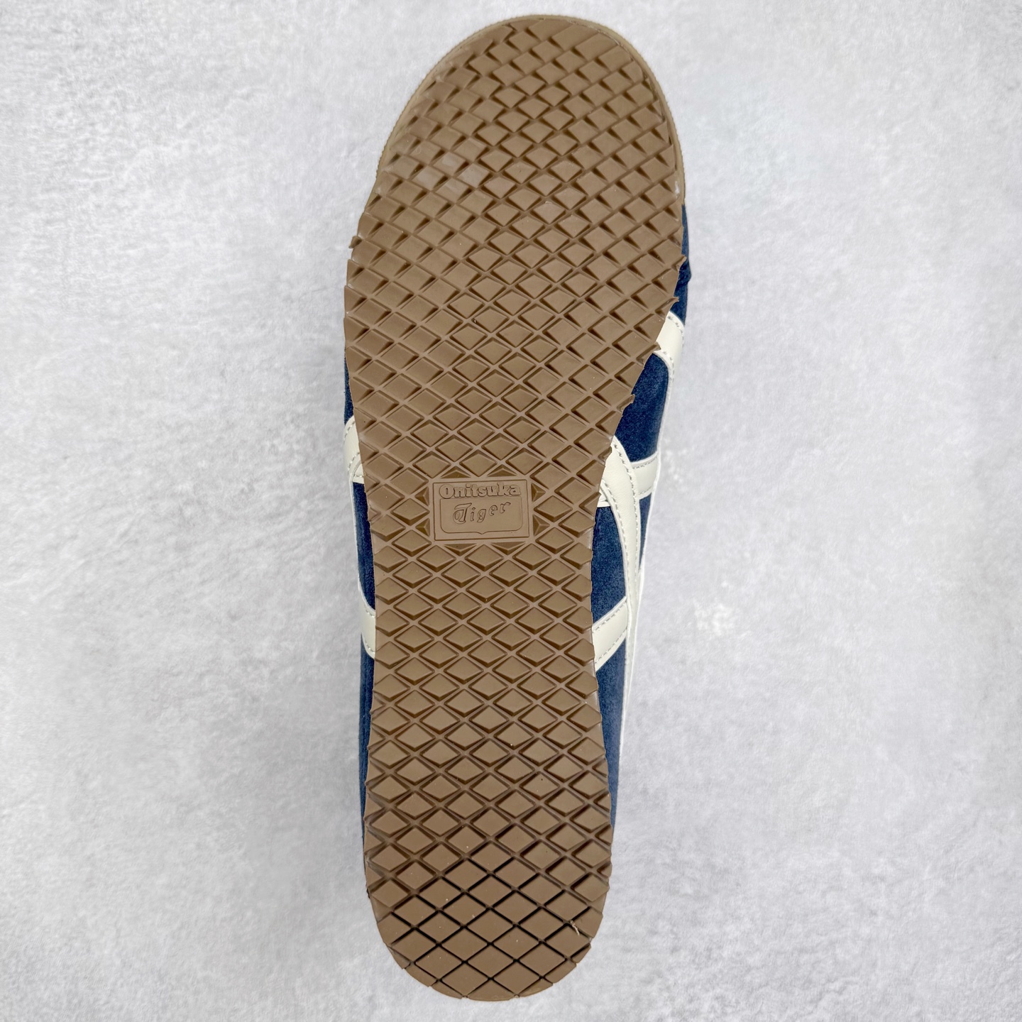 图片[9]-＃C版 Asics Onitsuka Tiger MEXICO 66 亚瑟士鬼冢虎复古经典板鞋 市场王者选手 海外订单工厂出品 长期生产补货永不断码 超成熟稳定的做工品控 原装全套纸板楦头开发 原汁原味 完美呈现版型 私模正确鞋底咬花纹路 一比一鞋头弧度高度鞋身弧度 绝不口嗨 细节品控鞋型随意秒杀市面 原档咬花纹路私模大底 一个单元有六个三角形 总体形拼接呈现花瓣状 官方四联吊牌 原装Ortholite轻量化鞋垫 原盒原配 质保卡 说明书 钢印防尘纸 纸板中底带钢印 乳胶组合鞋垫 支持全方位的对比专柜 产品从款式颜色造型上体现出追求舒适和细节的完美 鞋类更是推崇手工制作的严谨与完美 融舒适性与可穿性的设计风格 注重细节的完美和别致魅力 既保持稳重 又不失轻松的时尚感 尺码：36 37 37.5 38 39 39.5 40 40.5 41.5 42 42.5 43.5 44 45-选品中心