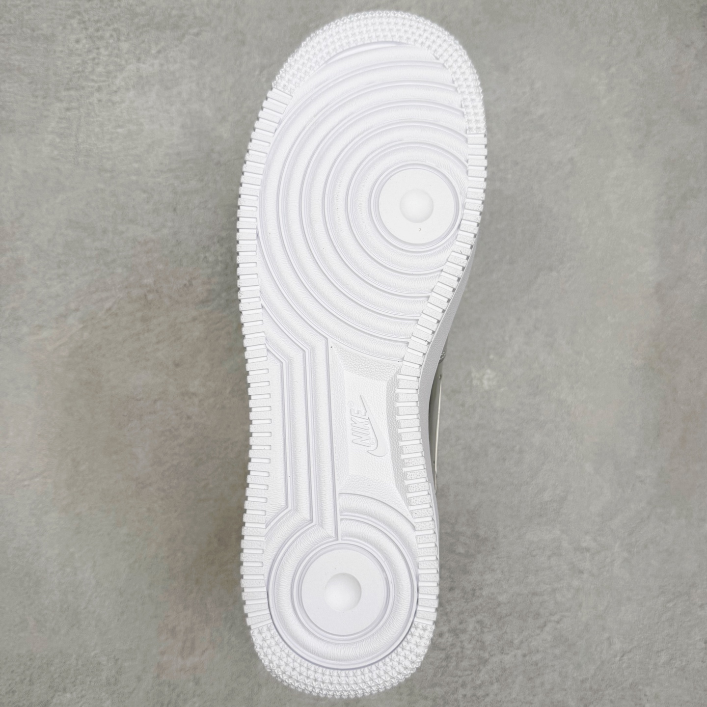 图片[9]-NK Air Force 1´07 Low 空军一号低帮百搭休闲运动板鞋 CQ6566-001 柔软、弹性十足的缓震性能和出色的中底设计 横跨复古与现代的外型结合 造就出风靡全球 三十多年的Force 1 直到今天还深受青睐 实拍调校N版已经零色差零失真 百分百还原实物色彩所见即所得 不存在货不对板色差等低级问题 选购参考实物拍摄 不混卖不参货 只用心做好货严格选品 承诺混一赔十 尺码：36 36.5 37.5 38 38.5 39 40 40.5 41 42 42.5 43 44 44.5 45-选品中心