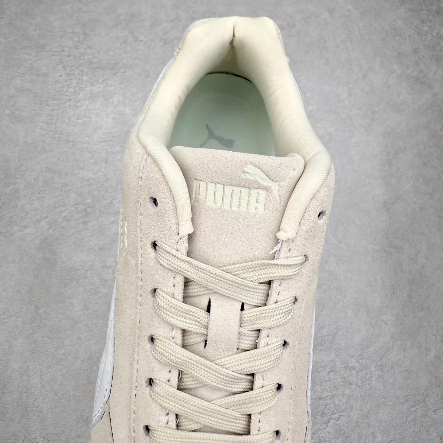 图片[5]-＃TG特价福利 PUMA Speedca OG 彪马极速赛车系列低帮德训风拼接复古百搭休闲运动赛车鞋 鞋款从80、90年代赛车手所穿的防火赛车鞋为原型，鞋身线条模仿了赛车的流线廓形，体现了空气动力学原理的结构。简约流畅的外观，恰好又和贯穿其中的Formstrip Logo融合恰到好处，视觉上细节丰富且协调。本次Speedcat OG鞋款归来，最大看点自然式保留了窄版鞋型以及薄底构造。这两年各品牌鞋底越做越厚，Speedcat反其道而行之，上脚几乎无鞋底的效果带来耳目一新的视觉体验。鞋面依旧是以质感细腻的麂皮材质打造，并且大面积近乎全包裹的使用，复古味道也愈发浓烈。配色上更是将最原始的黑色和红色带回，向F1赛车队的标志性队服致敬。相信让各位一眼种草的更多是出挑的大红色，上脚即可瞬间点亮整体造型，在以球鞋为核心的OOTD中脱颖而出。而另一款黑色则是低调的万金油，彰显新潮个性的同时又不喧宾夺主，也是热爱简约系穿搭朋友的首选。 尺码：35.5 36 37 37.5 38 38.5 39 40 40.5 41 42 42.5 43 44 44.5 45-选品中心