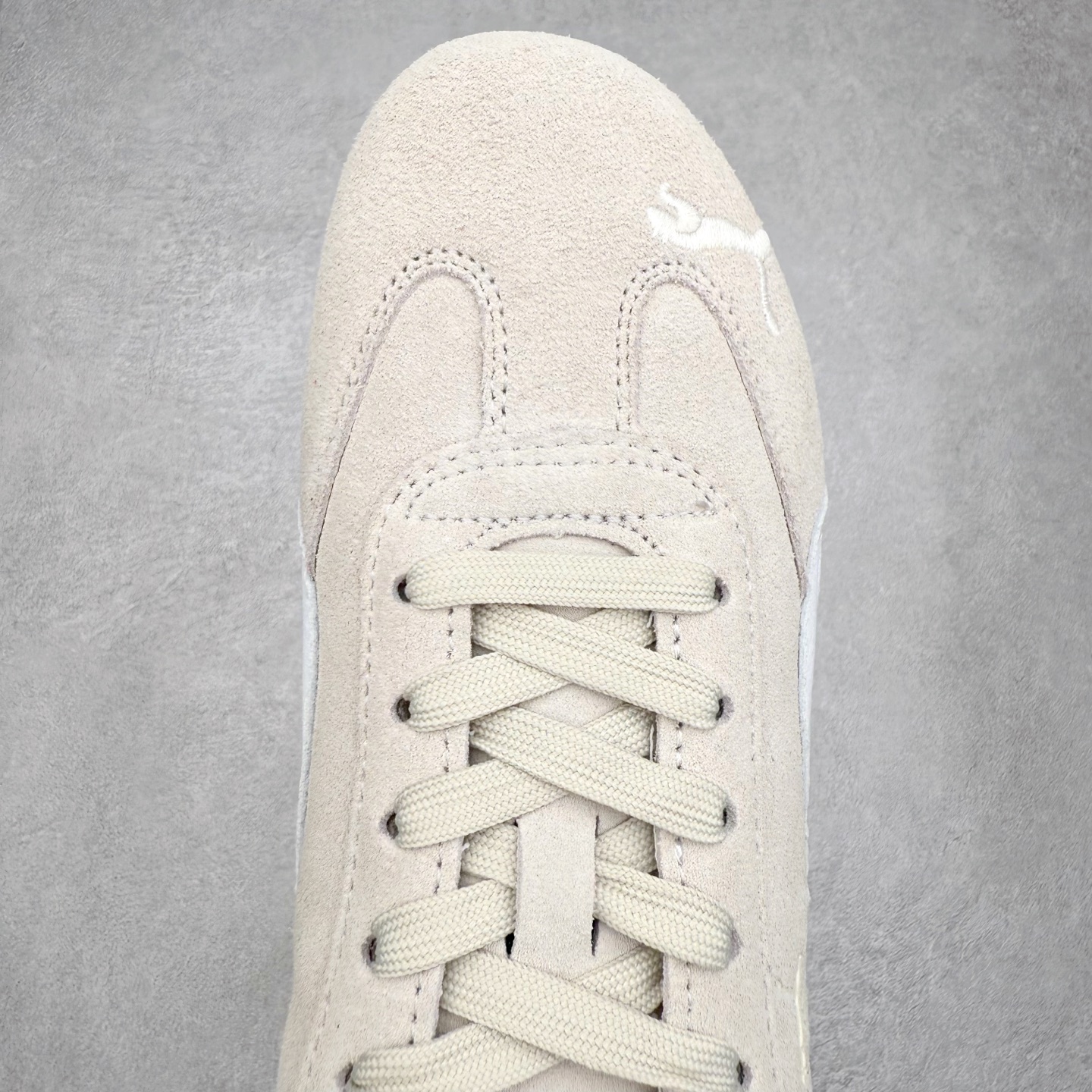 图片[4]-＃TG特价福利 PUMA Speedca OG 彪马极速赛车系列低帮德训风拼接复古百搭休闲运动赛车鞋 鞋款从80、90年代赛车手所穿的防火赛车鞋为原型，鞋身线条模仿了赛车的流线廓形，体现了空气动力学原理的结构。简约流畅的外观，恰好又和贯穿其中的Formstrip Logo融合恰到好处，视觉上细节丰富且协调。本次Speedcat OG鞋款归来，最大看点自然式保留了窄版鞋型以及薄底构造。这两年各品牌鞋底越做越厚，Speedcat反其道而行之，上脚几乎无鞋底的效果带来耳目一新的视觉体验。鞋面依旧是以质感细腻的麂皮材质打造，并且大面积近乎全包裹的使用，复古味道也愈发浓烈。配色上更是将最原始的黑色和红色带回，向F1赛车队的标志性队服致敬。相信让各位一眼种草的更多是出挑的大红色，上脚即可瞬间点亮整体造型，在以球鞋为核心的OOTD中脱颖而出。而另一款黑色则是低调的万金油，彰显新潮个性的同时又不喧宾夺主，也是热爱简约系穿搭朋友的首选。 尺码：35.5 36 37 37.5 38 38.5 39 40 40.5 41 42 42.5 43 44 44.5 45-选品中心