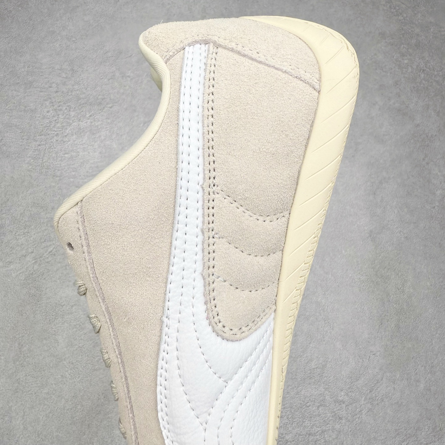 图片[6]-＃TG特价福利 PUMA Speedca OG 彪马极速赛车系列低帮德训风拼接复古百搭休闲运动赛车鞋 鞋款从80、90年代赛车手所穿的防火赛车鞋为原型，鞋身线条模仿了赛车的流线廓形，体现了空气动力学原理的结构。简约流畅的外观，恰好又和贯穿其中的Formstrip Logo融合恰到好处，视觉上细节丰富且协调。本次Speedcat OG鞋款归来，最大看点自然式保留了窄版鞋型以及薄底构造。这两年各品牌鞋底越做越厚，Speedcat反其道而行之，上脚几乎无鞋底的效果带来耳目一新的视觉体验。鞋面依旧是以质感细腻的麂皮材质打造，并且大面积近乎全包裹的使用，复古味道也愈发浓烈。配色上更是将最原始的黑色和红色带回，向F1赛车队的标志性队服致敬。相信让各位一眼种草的更多是出挑的大红色，上脚即可瞬间点亮整体造型，在以球鞋为核心的OOTD中脱颖而出。而另一款黑色则是低调的万金油，彰显新潮个性的同时又不喧宾夺主，也是热爱简约系穿搭朋友的首选。 尺码：35.5 36 37 37.5 38 38.5 39 40 40.5 41 42 42.5 43 44 44.5 45-选品中心