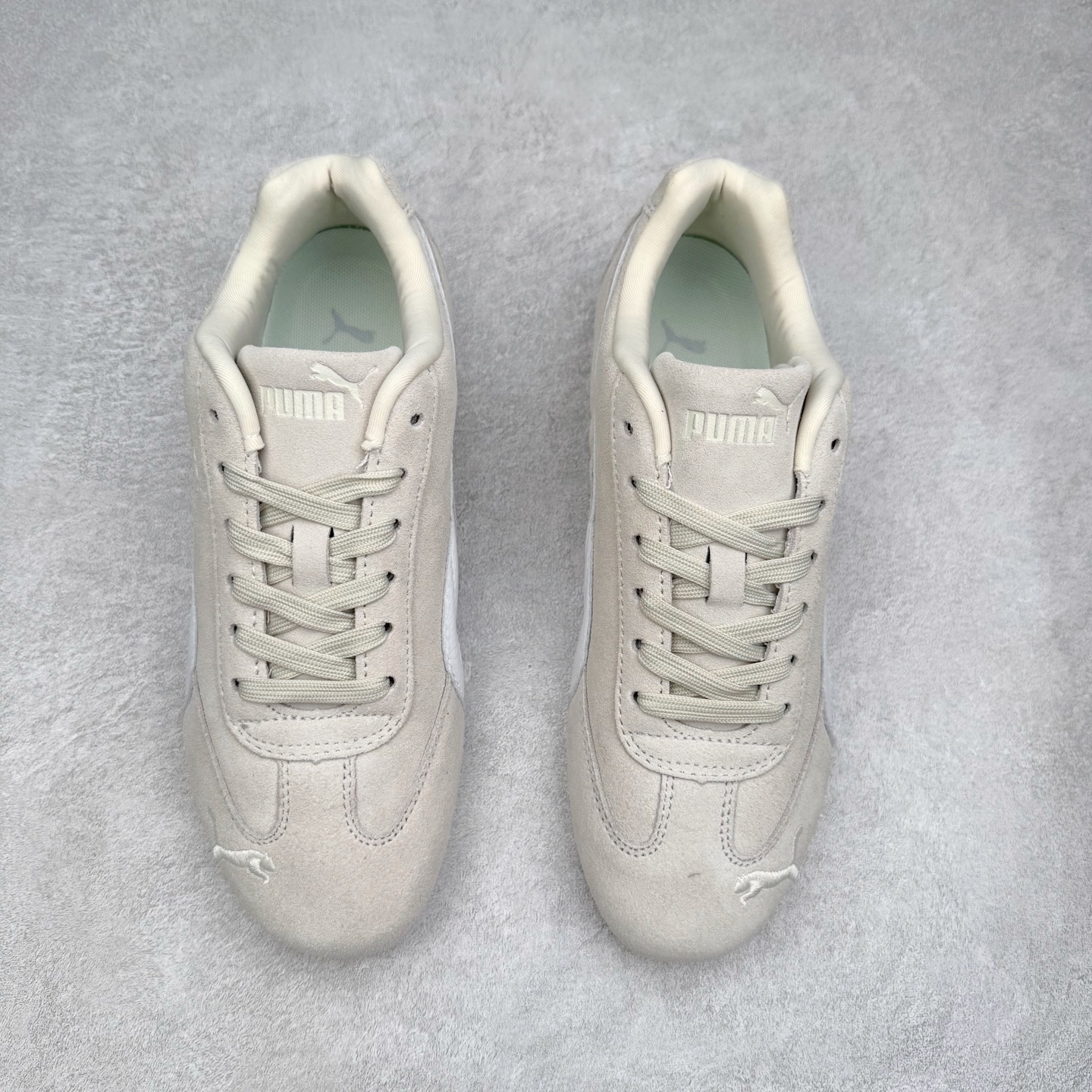 图片[2]-＃TG特价福利 PUMA Speedca OG 彪马极速赛车系列低帮德训风拼接复古百搭休闲运动赛车鞋 鞋款从80、90年代赛车手所穿的防火赛车鞋为原型，鞋身线条模仿了赛车的流线廓形，体现了空气动力学原理的结构。简约流畅的外观，恰好又和贯穿其中的Formstrip Logo融合恰到好处，视觉上细节丰富且协调。本次Speedcat OG鞋款归来，最大看点自然式保留了窄版鞋型以及薄底构造。这两年各品牌鞋底越做越厚，Speedcat反其道而行之，上脚几乎无鞋底的效果带来耳目一新的视觉体验。鞋面依旧是以质感细腻的麂皮材质打造，并且大面积近乎全包裹的使用，复古味道也愈发浓烈。配色上更是将最原始的黑色和红色带回，向F1赛车队的标志性队服致敬。相信让各位一眼种草的更多是出挑的大红色，上脚即可瞬间点亮整体造型，在以球鞋为核心的OOTD中脱颖而出。而另一款黑色则是低调的万金油，彰显新潮个性的同时又不喧宾夺主，也是热爱简约系穿搭朋友的首选。 尺码：35.5 36 37 37.5 38 38.5 39 40 40.5 41 42 42.5 43 44 44.5 45-选品中心