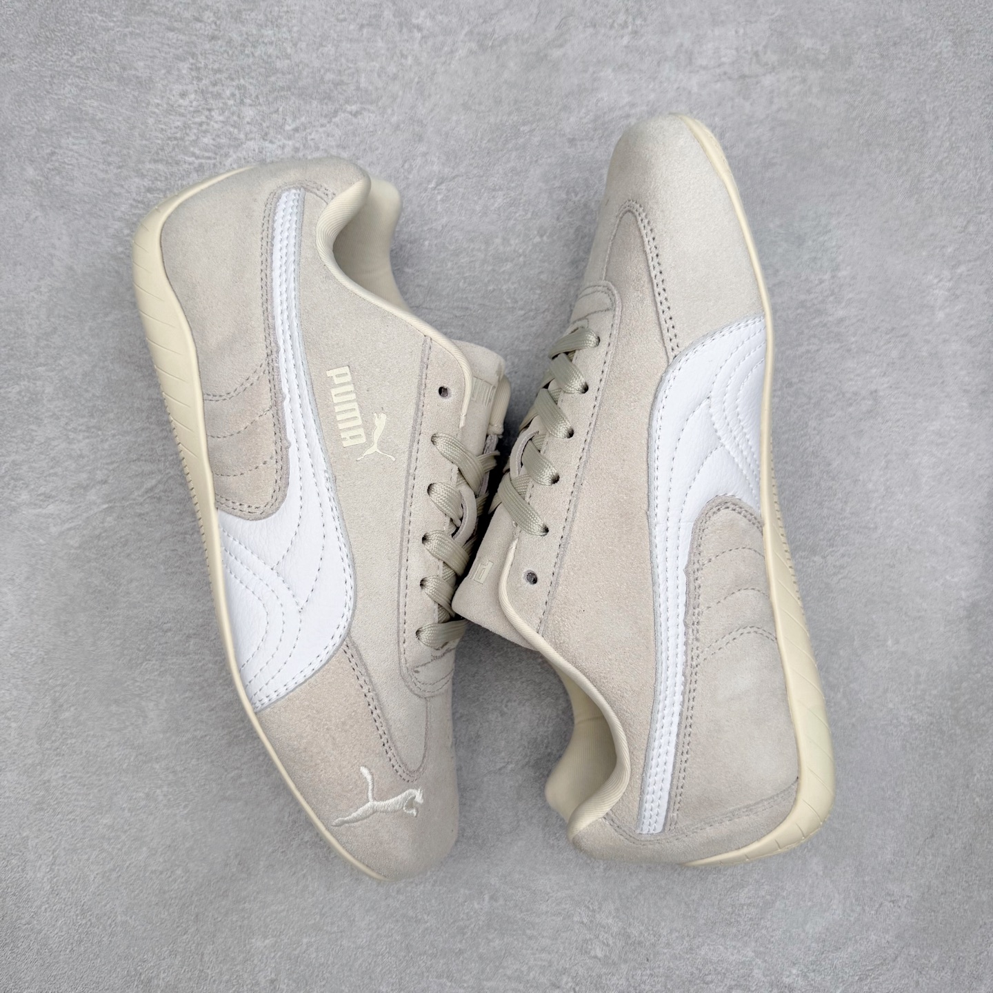 图片[3]-＃TG特价福利 PUMA Speedca OG 彪马极速赛车系列低帮德训风拼接复古百搭休闲运动赛车鞋 鞋款从80、90年代赛车手所穿的防火赛车鞋为原型，鞋身线条模仿了赛车的流线廓形，体现了空气动力学原理的结构。简约流畅的外观，恰好又和贯穿其中的Formstrip Logo融合恰到好处，视觉上细节丰富且协调。本次Speedcat OG鞋款归来，最大看点自然式保留了窄版鞋型以及薄底构造。这两年各品牌鞋底越做越厚，Speedcat反其道而行之，上脚几乎无鞋底的效果带来耳目一新的视觉体验。鞋面依旧是以质感细腻的麂皮材质打造，并且大面积近乎全包裹的使用，复古味道也愈发浓烈。配色上更是将最原始的黑色和红色带回，向F1赛车队的标志性队服致敬。相信让各位一眼种草的更多是出挑的大红色，上脚即可瞬间点亮整体造型，在以球鞋为核心的OOTD中脱颖而出。而另一款黑色则是低调的万金油，彰显新潮个性的同时又不喧宾夺主，也是热爱简约系穿搭朋友的首选。 尺码：35.5 36 37 37.5 38 38.5 39 40 40.5 41 42 42.5 43 44 44.5 45-选品中心