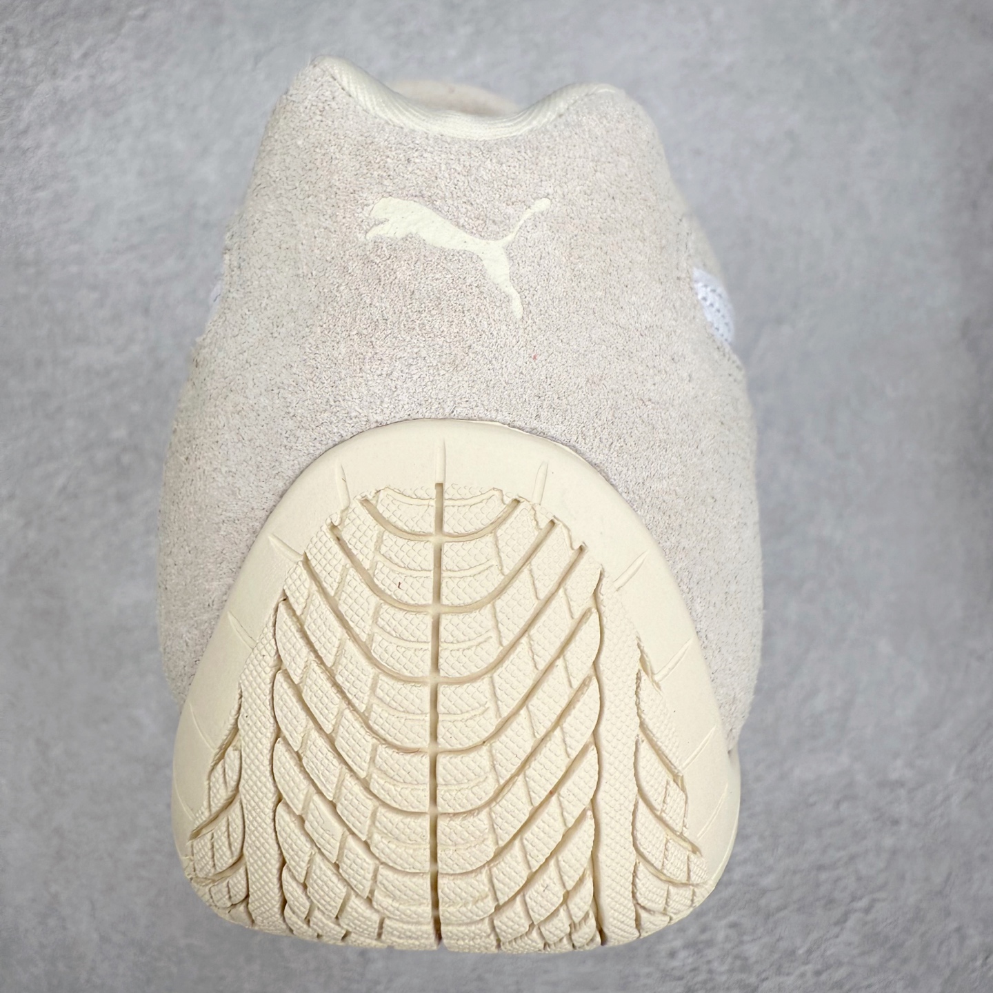 图片[8]-＃TG特价福利 PUMA Speedca OG 彪马极速赛车系列低帮德训风拼接复古百搭休闲运动赛车鞋 鞋款从80、90年代赛车手所穿的防火赛车鞋为原型，鞋身线条模仿了赛车的流线廓形，体现了空气动力学原理的结构。简约流畅的外观，恰好又和贯穿其中的Formstrip Logo融合恰到好处，视觉上细节丰富且协调。本次Speedcat OG鞋款归来，最大看点自然式保留了窄版鞋型以及薄底构造。这两年各品牌鞋底越做越厚，Speedcat反其道而行之，上脚几乎无鞋底的效果带来耳目一新的视觉体验。鞋面依旧是以质感细腻的麂皮材质打造，并且大面积近乎全包裹的使用，复古味道也愈发浓烈。配色上更是将最原始的黑色和红色带回，向F1赛车队的标志性队服致敬。相信让各位一眼种草的更多是出挑的大红色，上脚即可瞬间点亮整体造型，在以球鞋为核心的OOTD中脱颖而出。而另一款黑色则是低调的万金油，彰显新潮个性的同时又不喧宾夺主，也是热爱简约系穿搭朋友的首选。 尺码：35.5 36 37 37.5 38 38.5 39 40 40.5 41 42 42.5 43 44 44.5 45-选品中心