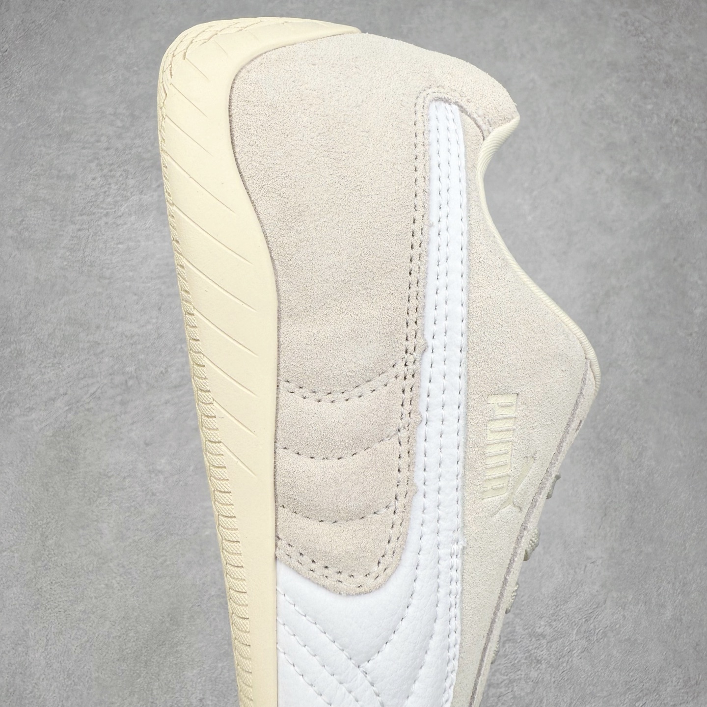 图片[7]-＃TG特价福利 PUMA Speedca OG 彪马极速赛车系列低帮德训风拼接复古百搭休闲运动赛车鞋 鞋款从80、90年代赛车手所穿的防火赛车鞋为原型，鞋身线条模仿了赛车的流线廓形，体现了空气动力学原理的结构。简约流畅的外观，恰好又和贯穿其中的Formstrip Logo融合恰到好处，视觉上细节丰富且协调。本次Speedcat OG鞋款归来，最大看点自然式保留了窄版鞋型以及薄底构造。这两年各品牌鞋底越做越厚，Speedcat反其道而行之，上脚几乎无鞋底的效果带来耳目一新的视觉体验。鞋面依旧是以质感细腻的麂皮材质打造，并且大面积近乎全包裹的使用，复古味道也愈发浓烈。配色上更是将最原始的黑色和红色带回，向F1赛车队的标志性队服致敬。相信让各位一眼种草的更多是出挑的大红色，上脚即可瞬间点亮整体造型，在以球鞋为核心的OOTD中脱颖而出。而另一款黑色则是低调的万金油，彰显新潮个性的同时又不喧宾夺主，也是热爱简约系穿搭朋友的首选。 尺码：35.5 36 37 37.5 38 38.5 39 40 40.5 41 42 42.5 43 44 44.5 45-选品中心