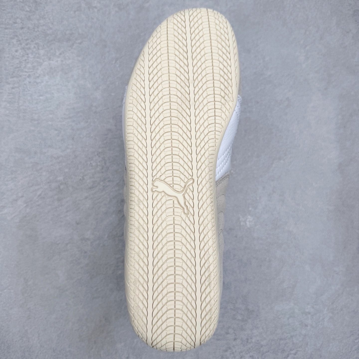 图片[9]-＃TG特价福利 PUMA Speedca OG 彪马极速赛车系列低帮德训风拼接复古百搭休闲运动赛车鞋 鞋款从80、90年代赛车手所穿的防火赛车鞋为原型，鞋身线条模仿了赛车的流线廓形，体现了空气动力学原理的结构。简约流畅的外观，恰好又和贯穿其中的Formstrip Logo融合恰到好处，视觉上细节丰富且协调。本次Speedcat OG鞋款归来，最大看点自然式保留了窄版鞋型以及薄底构造。这两年各品牌鞋底越做越厚，Speedcat反其道而行之，上脚几乎无鞋底的效果带来耳目一新的视觉体验。鞋面依旧是以质感细腻的麂皮材质打造，并且大面积近乎全包裹的使用，复古味道也愈发浓烈。配色上更是将最原始的黑色和红色带回，向F1赛车队的标志性队服致敬。相信让各位一眼种草的更多是出挑的大红色，上脚即可瞬间点亮整体造型，在以球鞋为核心的OOTD中脱颖而出。而另一款黑色则是低调的万金油，彰显新潮个性的同时又不喧宾夺主，也是热爱简约系穿搭朋友的首选。 尺码：35.5 36 37 37.5 38 38.5 39 40 40.5 41 42 42.5 43 44 44.5 45-选品中心