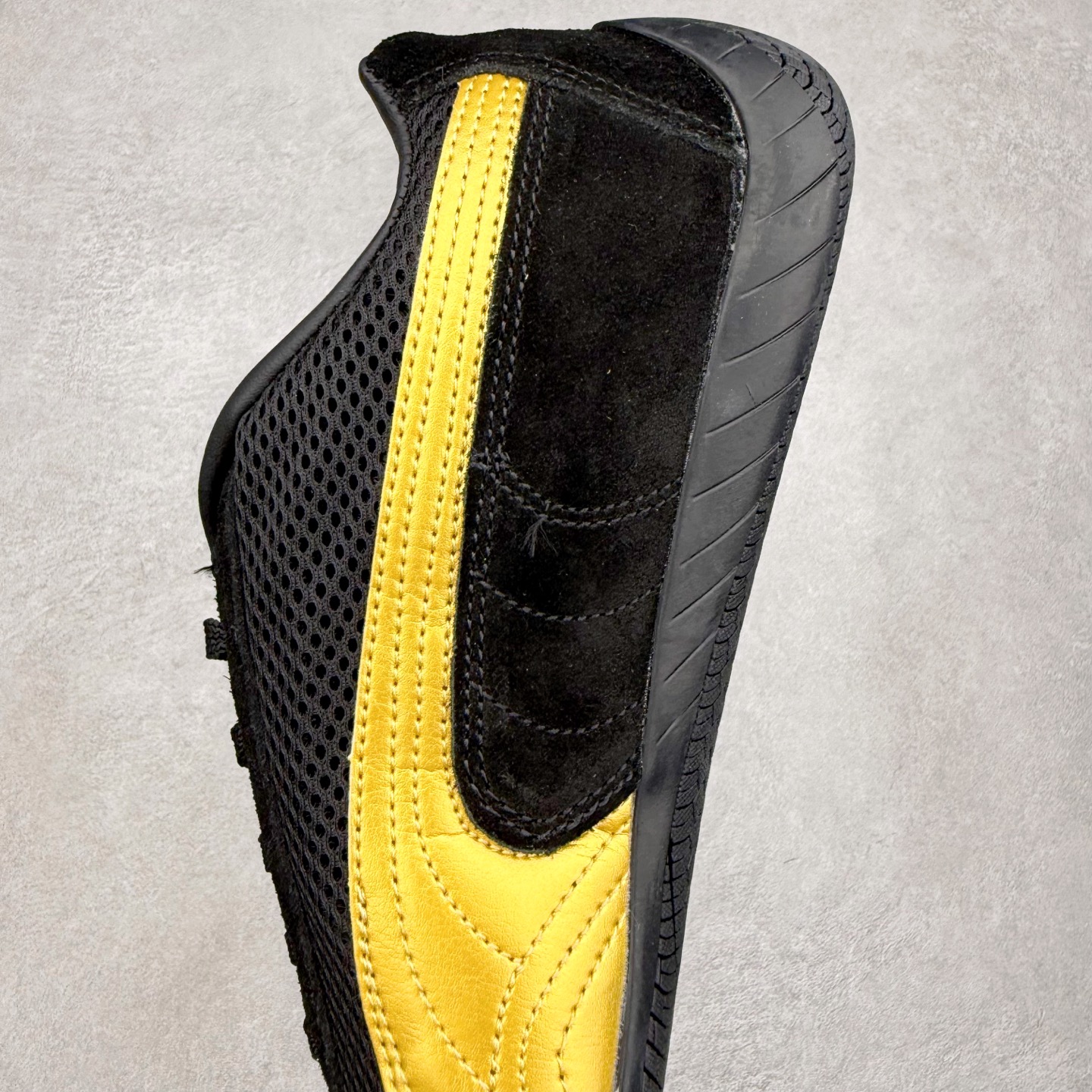 图片[7]-＃TG特价福利 PUMA Speedca OG 彪马极速赛车系列低帮德训风拼接复古百搭休闲运动赛车鞋 鞋款从80、90年代赛车手所穿的防火赛车鞋为原型，鞋身线条模仿了赛车的流线廓形，体现了空气动力学原理的结构。简约流畅的外观，恰好又和贯穿其中的Formstrip Logo融合恰到好处，视觉上细节丰富且协调。本次Speedcat OG鞋款归来，最大看点自然式保留了窄版鞋型以及薄底构造。这两年各品牌鞋底越做越厚，Speedcat反其道而行之，上脚几乎无鞋底的效果带来耳目一新的视觉体验。鞋面依旧是以质感细腻的麂皮材质打造，并且大面积近乎全包裹的使用，复古味道也愈发浓烈。配色上更是将最原始的黑色和红色带回，向F1赛车队的标志性队服致敬。相信让各位一眼种草的更多是出挑的大红色，上脚即可瞬间点亮整体造型，在以球鞋为核心的OOTD中脱颖而出。而另一款黑色则是低调的万金油，彰显新潮个性的同时又不喧宾夺主，也是热爱简约系穿搭朋友的首选。 尺码：35.5 36 37 37.5 38 38.5 39 40 40.5 41 42 42.5 43 44 44.5 45-选品中心