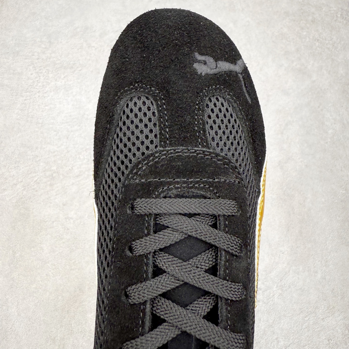 图片[4]-＃TG特价福利 PUMA Speedca OG 彪马极速赛车系列低帮德训风拼接复古百搭休闲运动赛车鞋 鞋款从80、90年代赛车手所穿的防火赛车鞋为原型，鞋身线条模仿了赛车的流线廓形，体现了空气动力学原理的结构。简约流畅的外观，恰好又和贯穿其中的Formstrip Logo融合恰到好处，视觉上细节丰富且协调。本次Speedcat OG鞋款归来，最大看点自然式保留了窄版鞋型以及薄底构造。这两年各品牌鞋底越做越厚，Speedcat反其道而行之，上脚几乎无鞋底的效果带来耳目一新的视觉体验。鞋面依旧是以质感细腻的麂皮材质打造，并且大面积近乎全包裹的使用，复古味道也愈发浓烈。配色上更是将最原始的黑色和红色带回，向F1赛车队的标志性队服致敬。相信让各位一眼种草的更多是出挑的大红色，上脚即可瞬间点亮整体造型，在以球鞋为核心的OOTD中脱颖而出。而另一款黑色则是低调的万金油，彰显新潮个性的同时又不喧宾夺主，也是热爱简约系穿搭朋友的首选。 尺码：35.5 36 37 37.5 38 38.5 39 40 40.5 41 42 42.5 43 44 44.5 45-选品中心