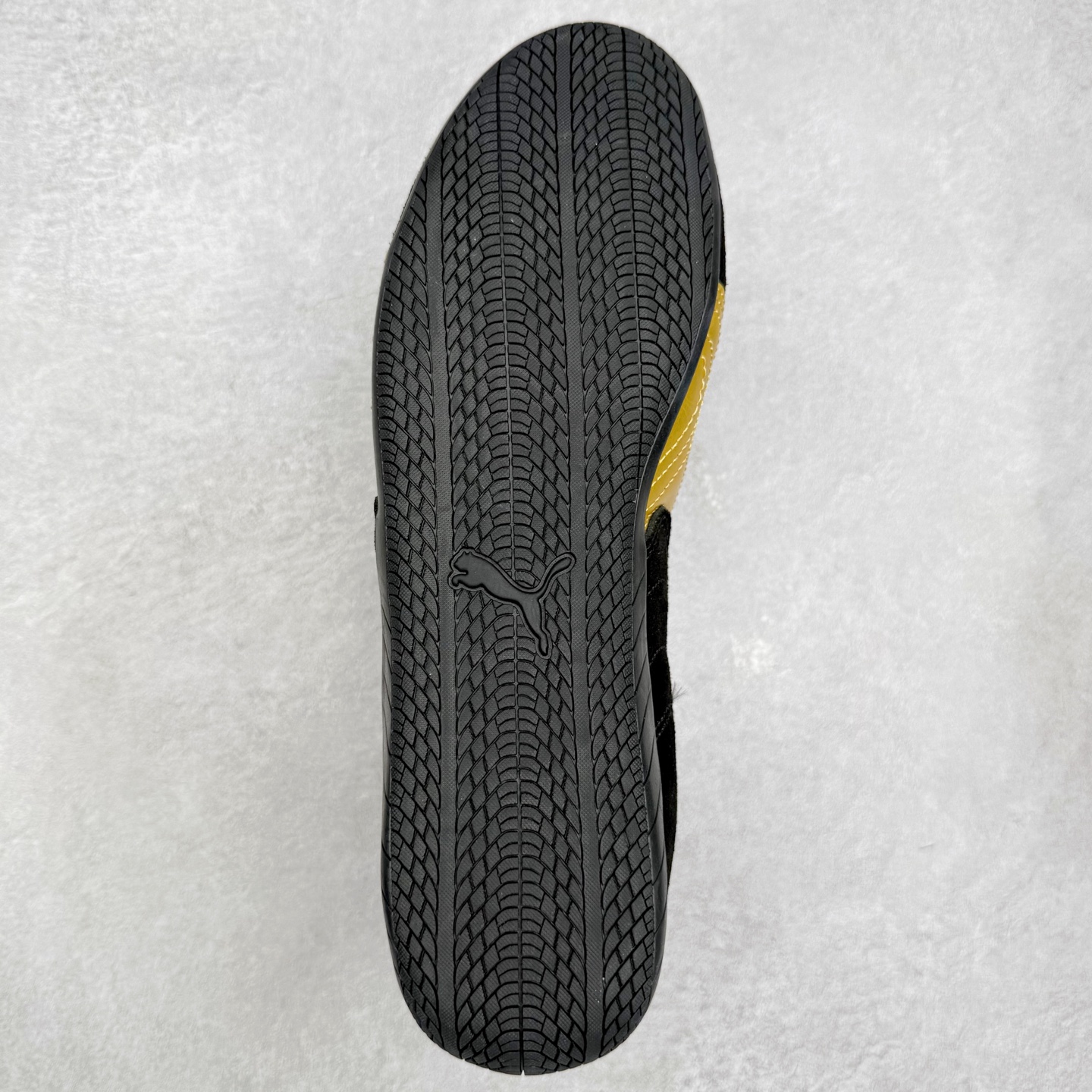 图片[9]-＃TG特价福利 PUMA Speedca OG 彪马极速赛车系列低帮德训风拼接复古百搭休闲运动赛车鞋 鞋款从80、90年代赛车手所穿的防火赛车鞋为原型，鞋身线条模仿了赛车的流线廓形，体现了空气动力学原理的结构。简约流畅的外观，恰好又和贯穿其中的Formstrip Logo融合恰到好处，视觉上细节丰富且协调。本次Speedcat OG鞋款归来，最大看点自然式保留了窄版鞋型以及薄底构造。这两年各品牌鞋底越做越厚，Speedcat反其道而行之，上脚几乎无鞋底的效果带来耳目一新的视觉体验。鞋面依旧是以质感细腻的麂皮材质打造，并且大面积近乎全包裹的使用，复古味道也愈发浓烈。配色上更是将最原始的黑色和红色带回，向F1赛车队的标志性队服致敬。相信让各位一眼种草的更多是出挑的大红色，上脚即可瞬间点亮整体造型，在以球鞋为核心的OOTD中脱颖而出。而另一款黑色则是低调的万金油，彰显新潮个性的同时又不喧宾夺主，也是热爱简约系穿搭朋友的首选。 尺码：35.5 36 37 37.5 38 38.5 39 40 40.5 41 42 42.5 43 44 44.5 45-选品中心